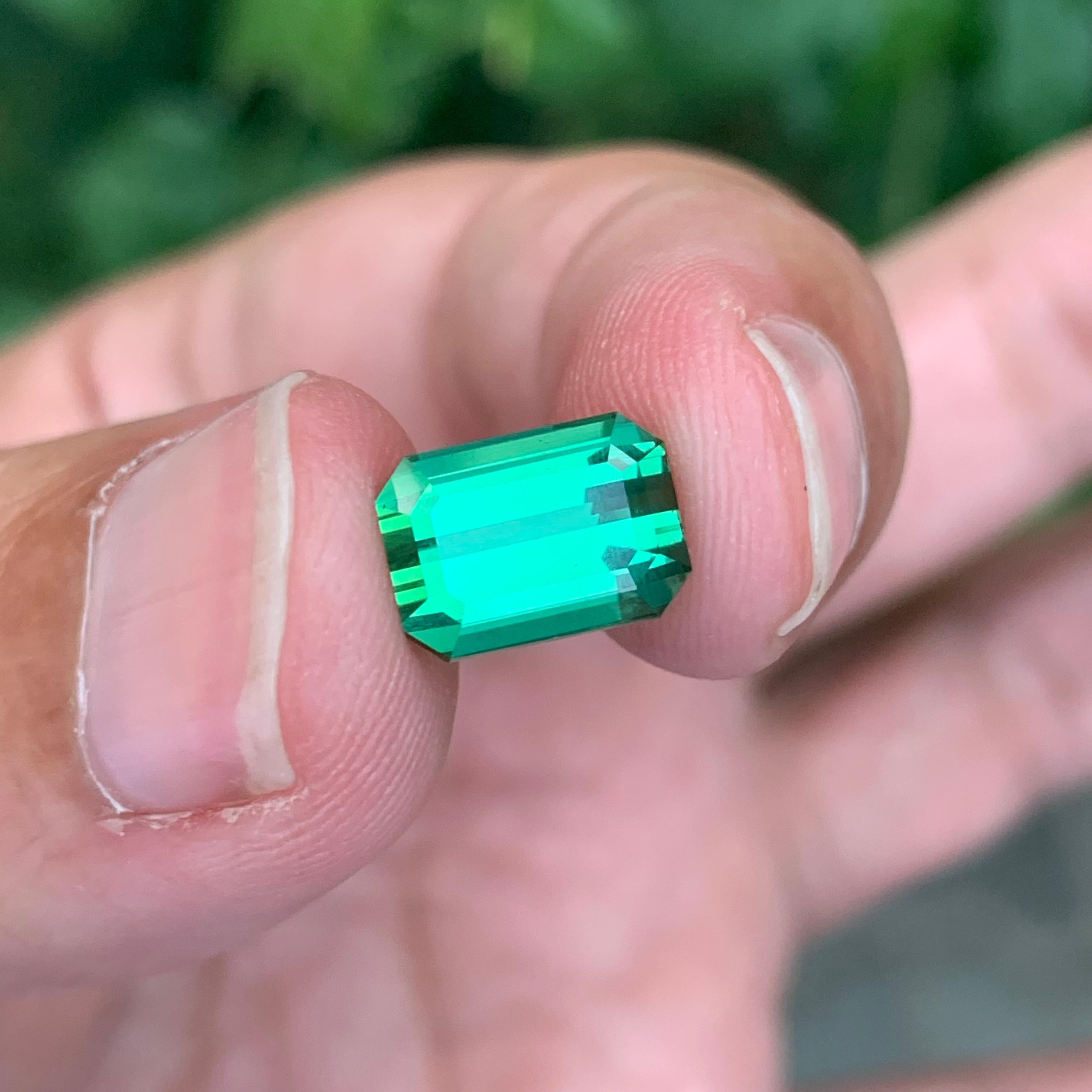 3.40 Carat Natural Loose Green Tourmaline Emerald Shape Gemstone (pierre précieuse en forme d'émeraude) en vente 2