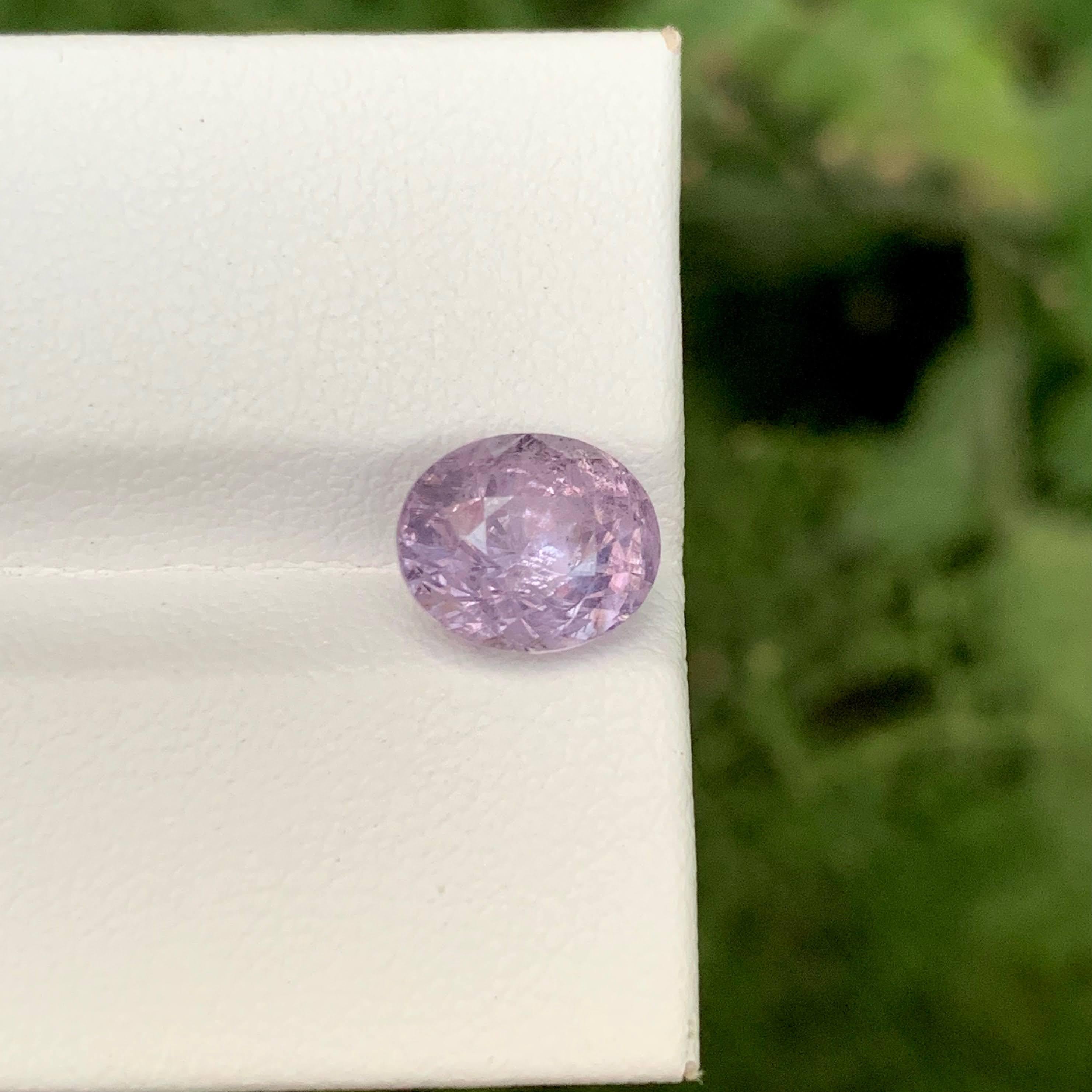 Peso 3,40 carati 
Dimensioni 9,1x7,5x6,9 mm
Trattamento Nessuno 
Origine Brasile 
Chiarezza SI
Forma Taglio Ovale 




Questo squisito Spinello Lavanda naturale da 3,40 carati presenta una delicata e incantevole tonalità viola pastello che irradia