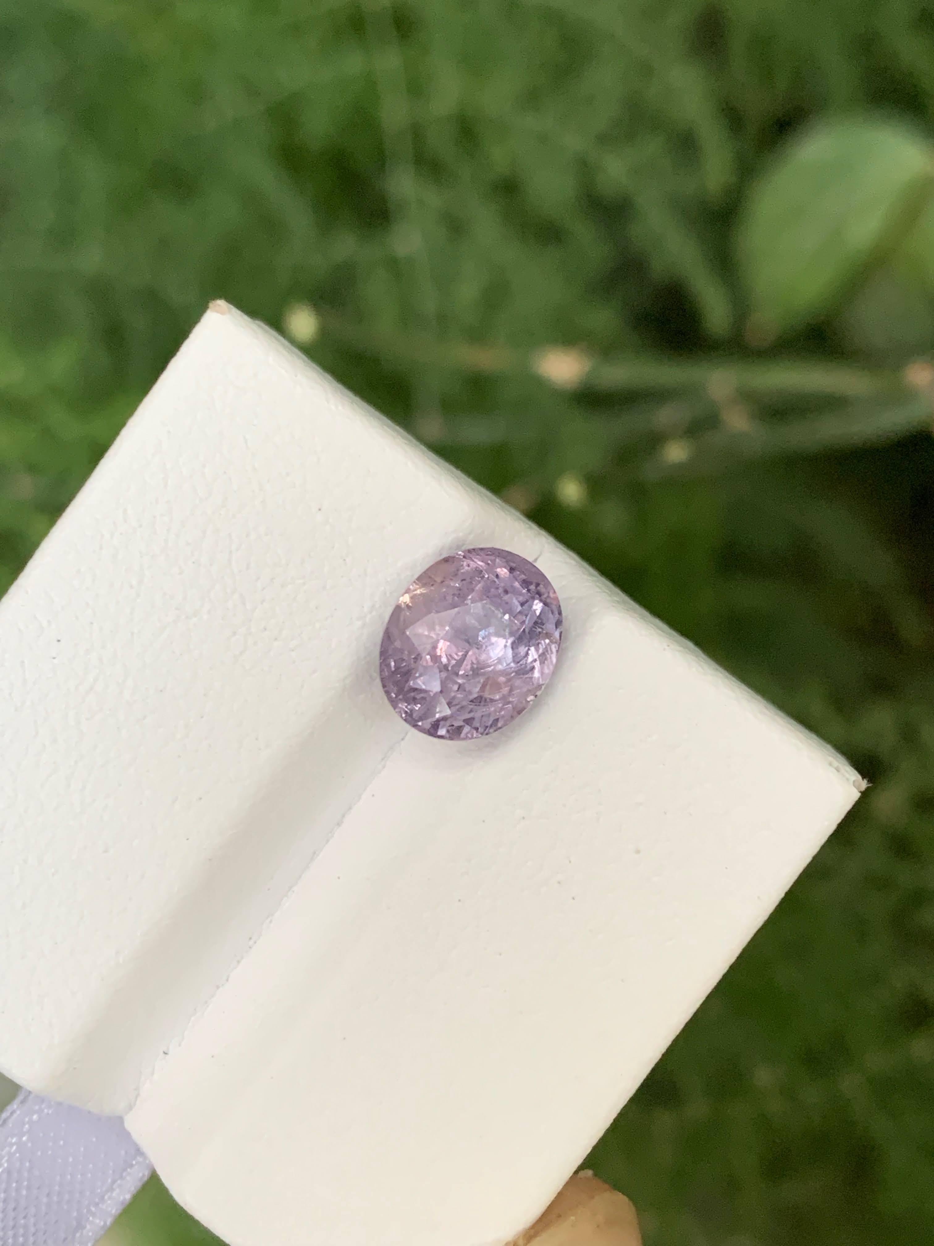 Moderno 3,40 Carati Nature Spinello Lavanda Sciolto Taglio Ovale Gemma della Tanzania in vendita