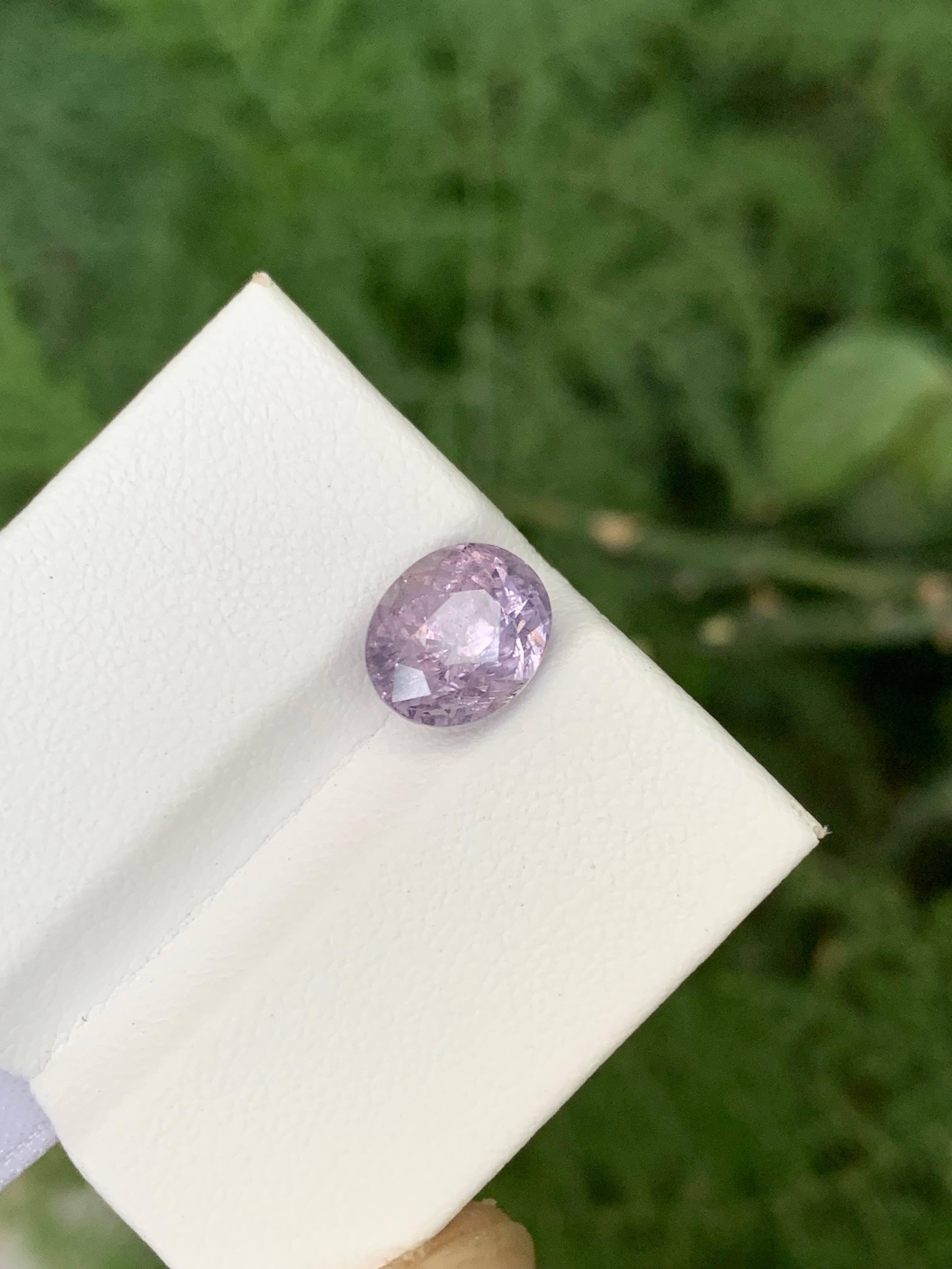 Taglio ovale 3,40 Carati Nature Spinello Lavanda Sciolto Taglio Ovale Gemma della Tanzania in vendita