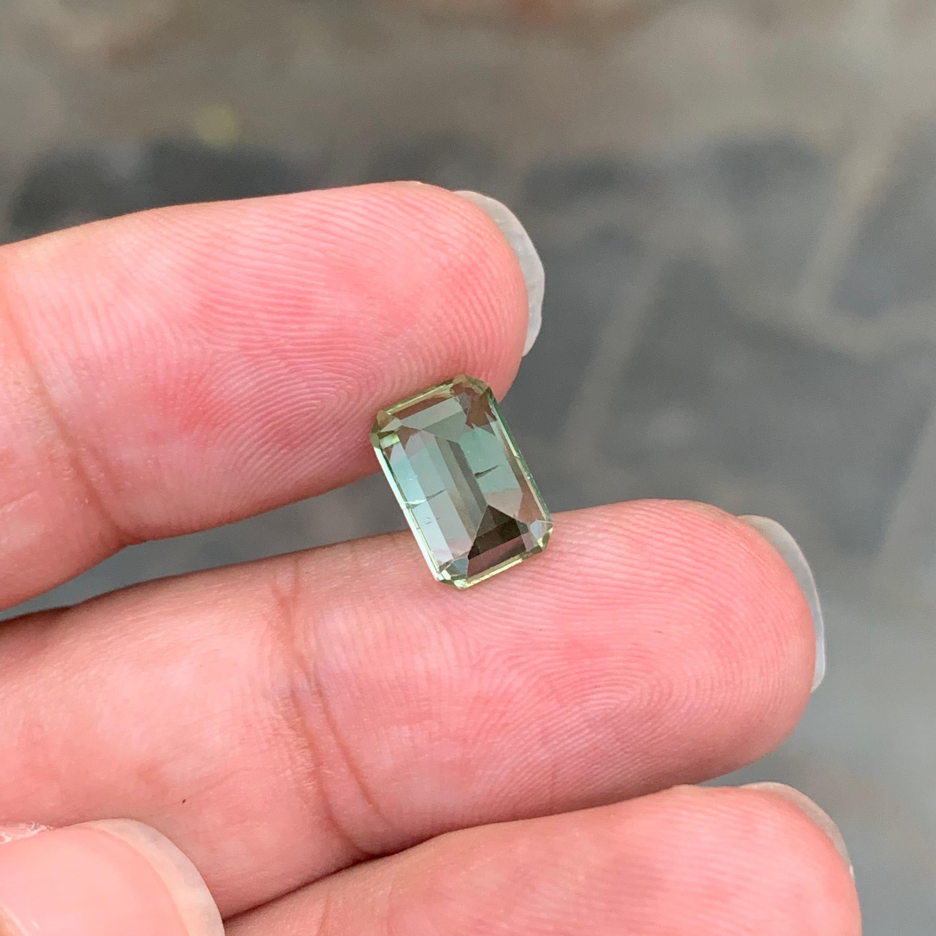 Superbe tourmaline naturelle non sertie de 3,40 carats en vente 4