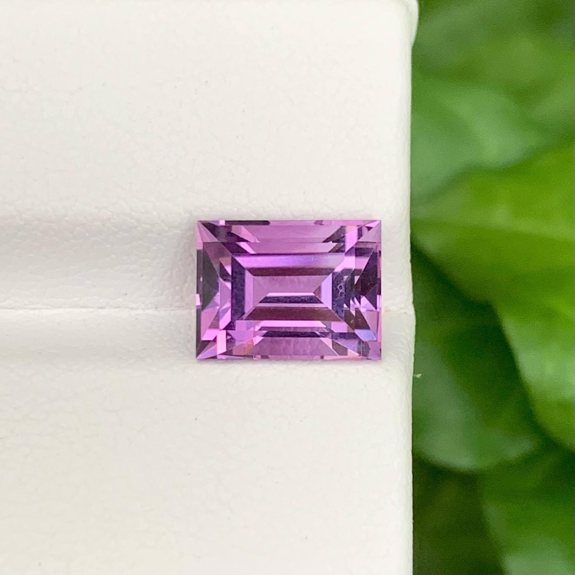 Gewicht 3,40 Karat 
Abmessungen 9.8x7.4x6.5mm
Behandlung Keine 
Herkunft Brasilien 
Klarheit Loup Clean 
Form geschnittenes Baguette 





Entdecken Sie die Eleganz dieses lilafarbenen Amethysts mit einem Gewicht von 3,40 Karat, der im schlanken