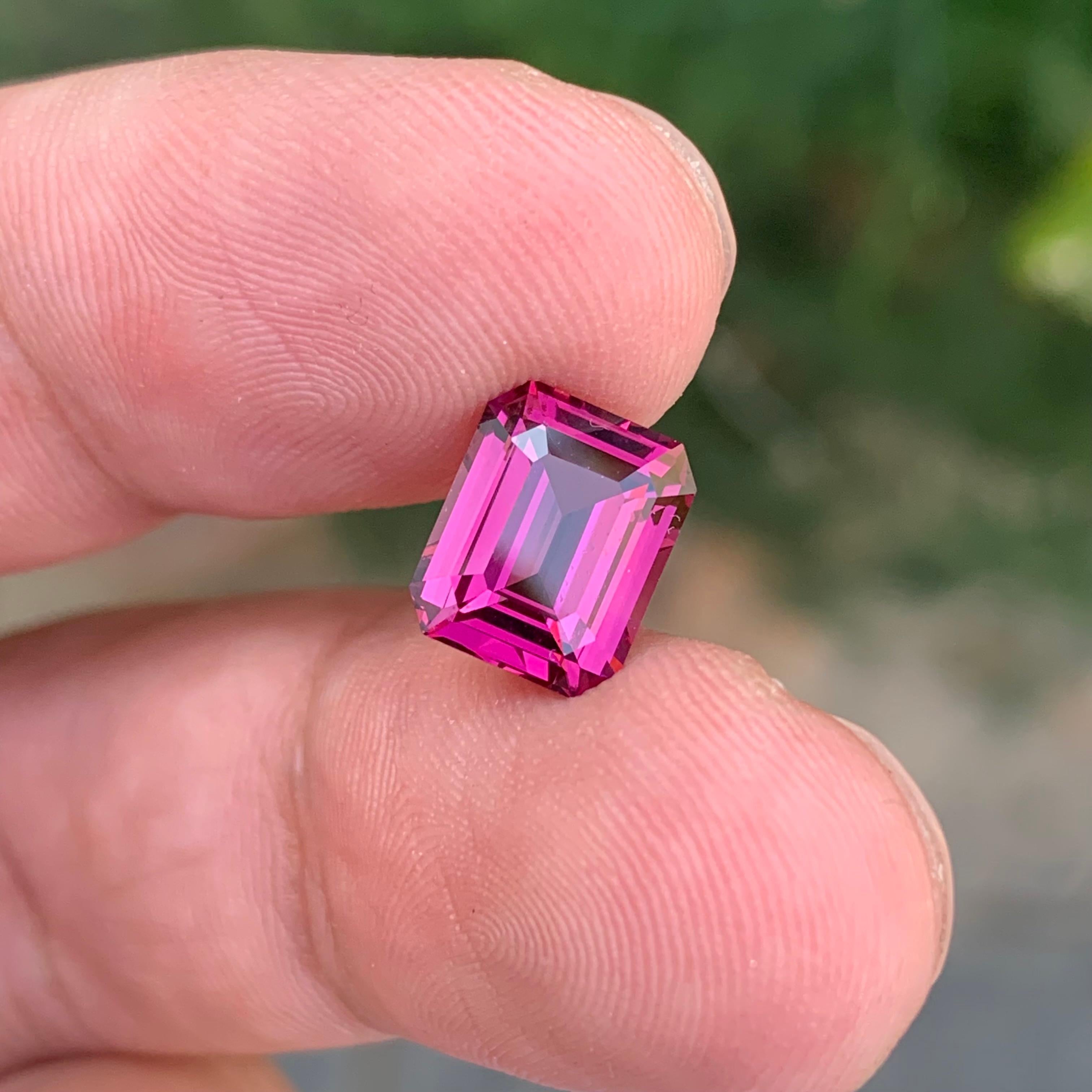 3.40 Karat natürlicher loser Rhodolith Granat Smaragd Form Edelstein für Damen oder Herren im Angebot