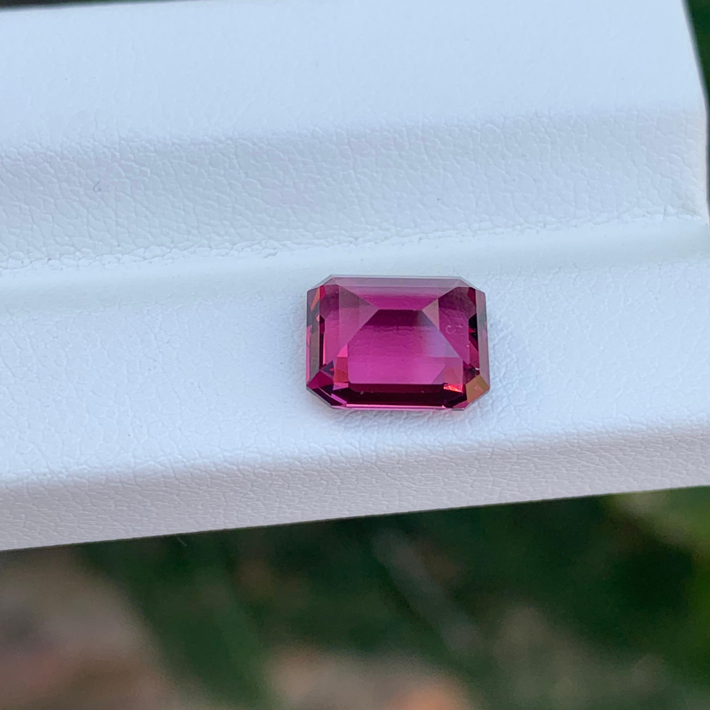 3.40 Karat natürlicher loser Rhodolith Granat Smaragd Form Edelstein im Angebot 1