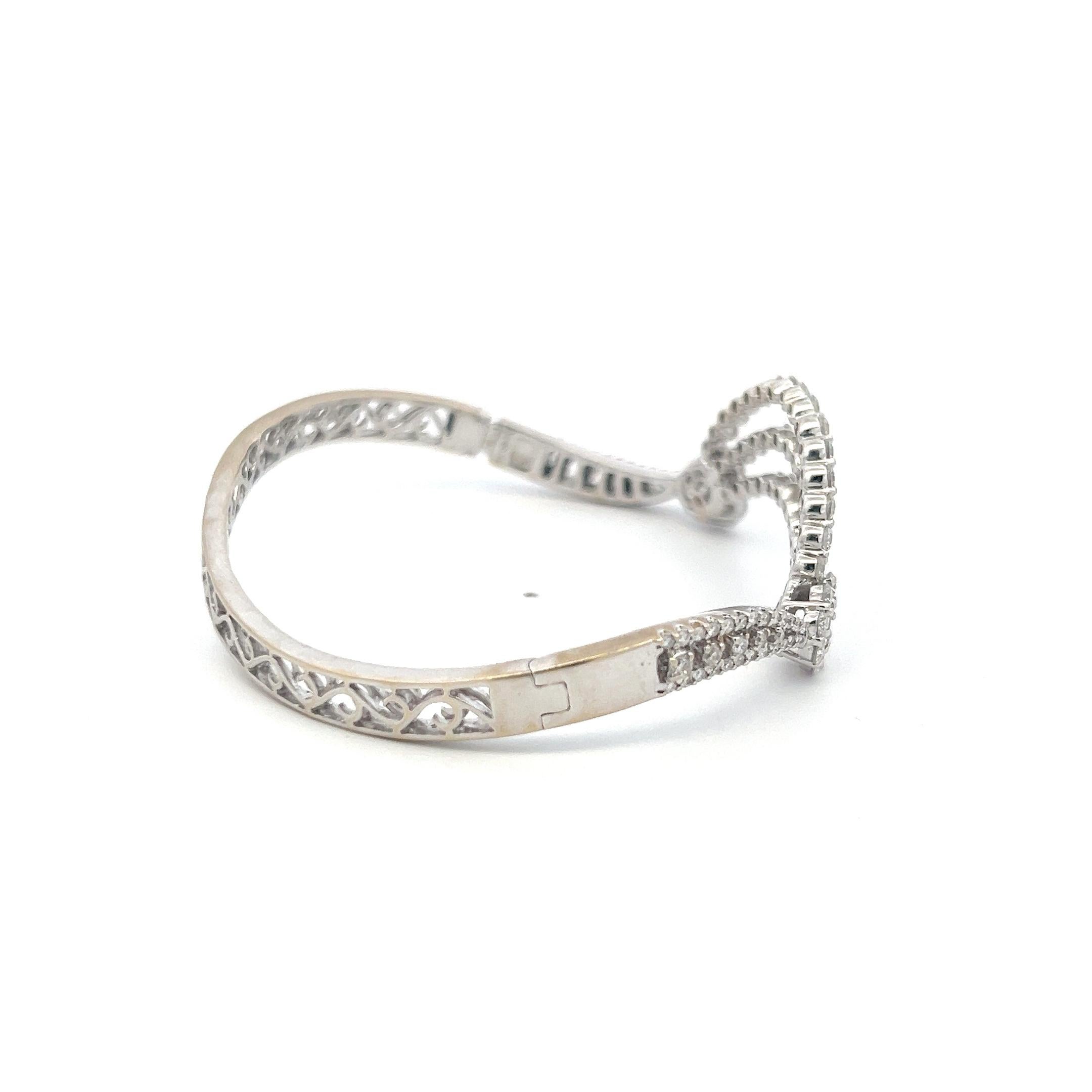 Titel:
3,40 Karat runder Brillant und Baguette Diamant 18 Karat Weißgold Armreif
Stil:
Armreif
Metall:
18 Karat Weißgold
Edelstein 1:
3,1 Karat Diamant
Anzahl von Steinen:
95
Die Form:
Rund Brillant
Edelstein 2:
0,3 Karat Diamant
Anzahl von