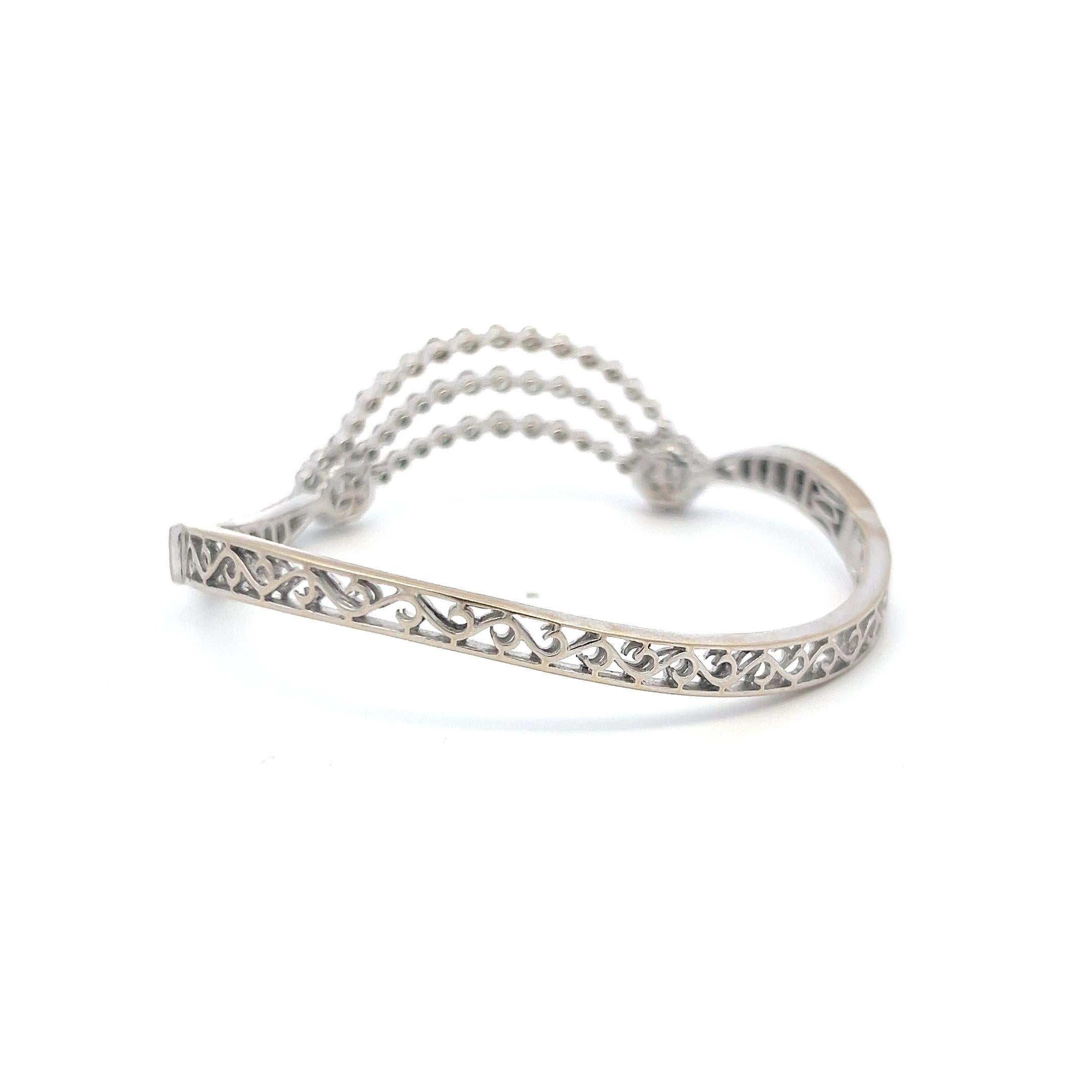 Armreif aus 18 Karat Weißgold mit 3,40 Karat rundem und Baguetteschliff-Diamant in Baguetteschliff (Brillantschliff) im Angebot
