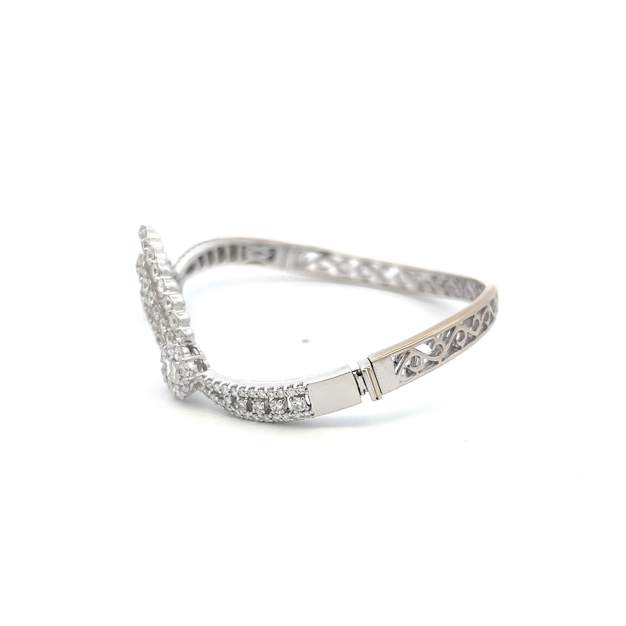 Armreif aus 18 Karat Weißgold mit 3,40 Karat rundem und Baguetteschliff-Diamant in Baguetteschliff im Zustand „Gut“ im Angebot in New York, NY