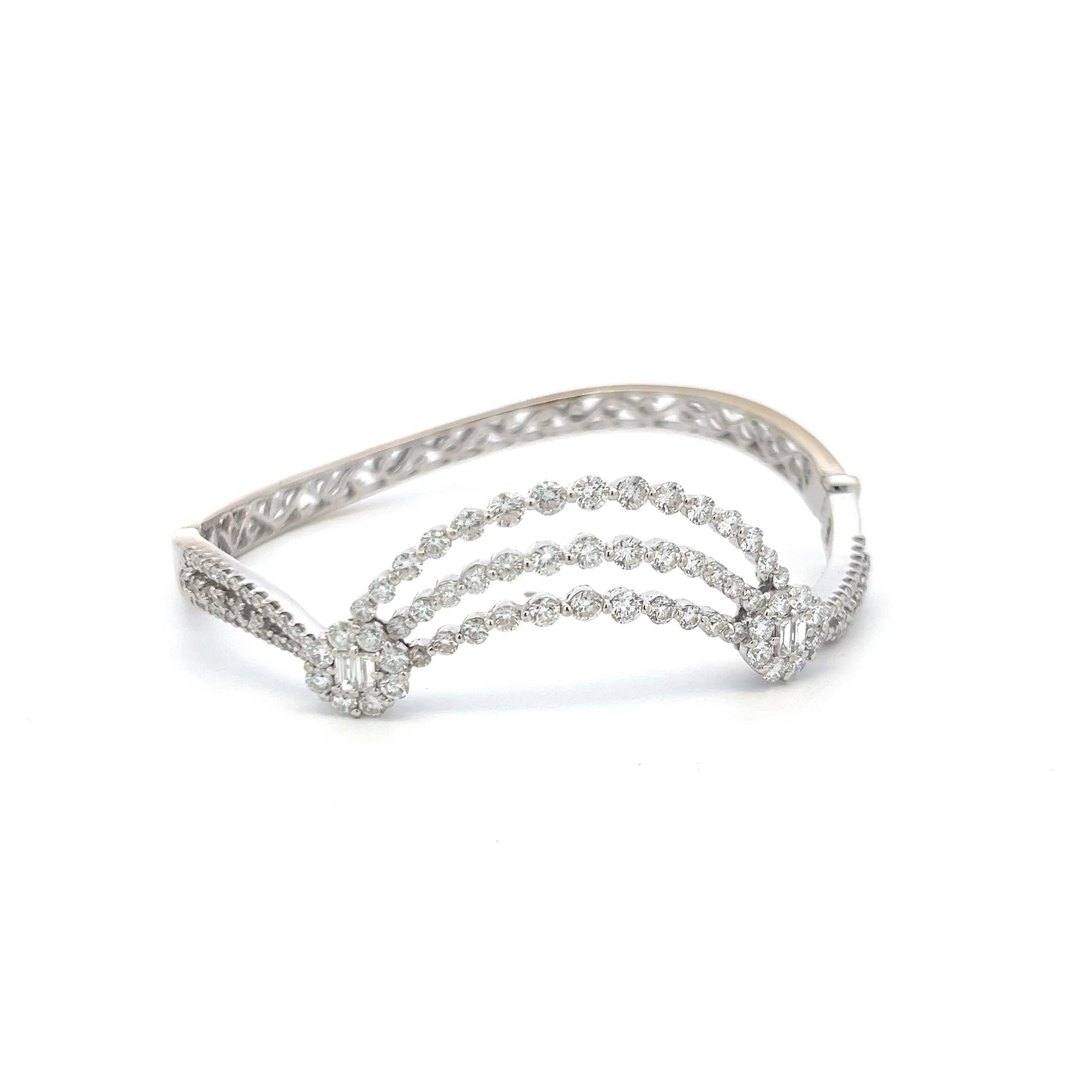 Armreif aus 18 Karat Weißgold mit 3,40 Karat rundem und Baguetteschliff-Diamant in Baguetteschliff Damen im Angebot