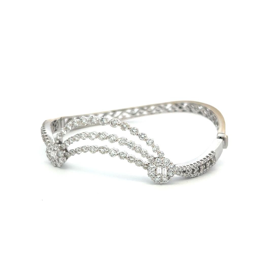 Armreif aus 18 Karat Weißgold mit 3,40 Karat rundem und Baguetteschliff-Diamant in Baguetteschliff im Angebot 1