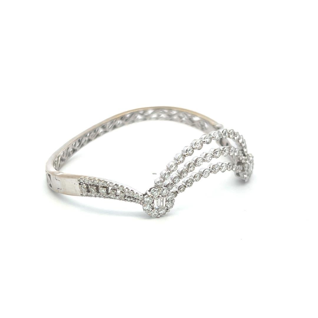 Armreif aus 18 Karat Weißgold mit 3,40 Karat rundem und Baguetteschliff-Diamant in Baguetteschliff im Angebot 2