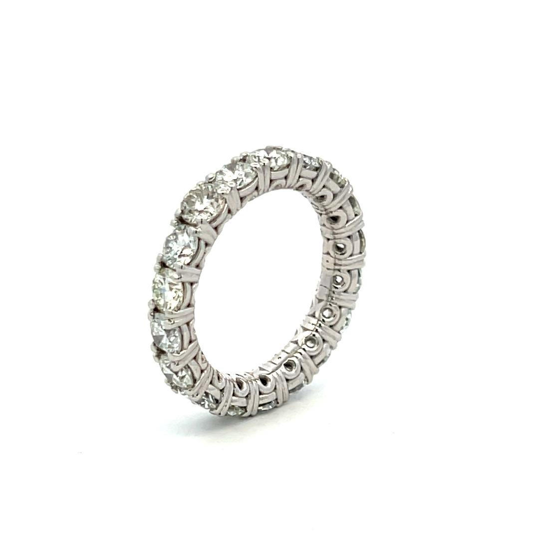 3.40 Carat Round Brilliant G VS Diamond Platinum Eternity Band Ring en vente 5