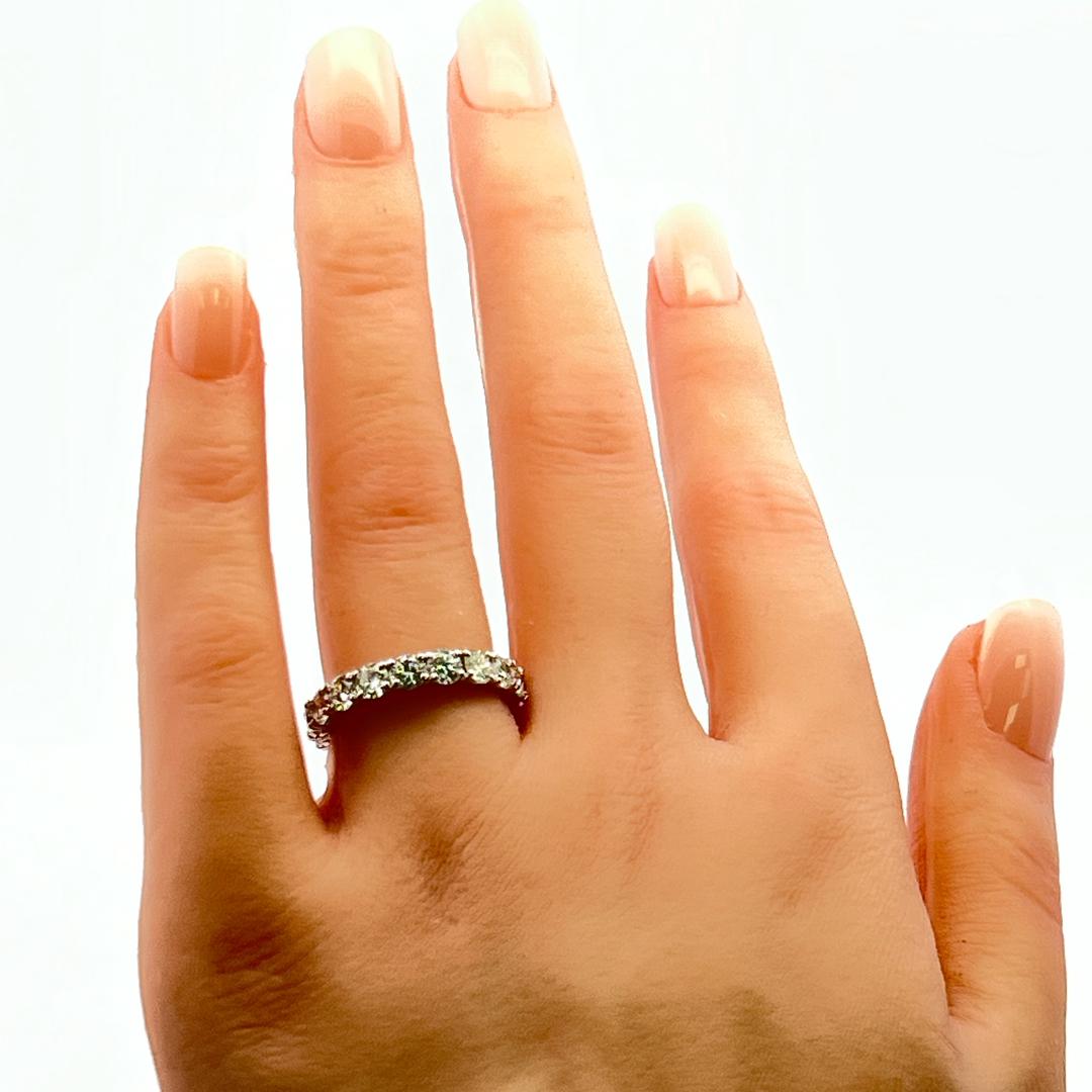 3.40 Carat Round Brilliant G VS Diamond Platinum Eternity Band Ring en vente 7
