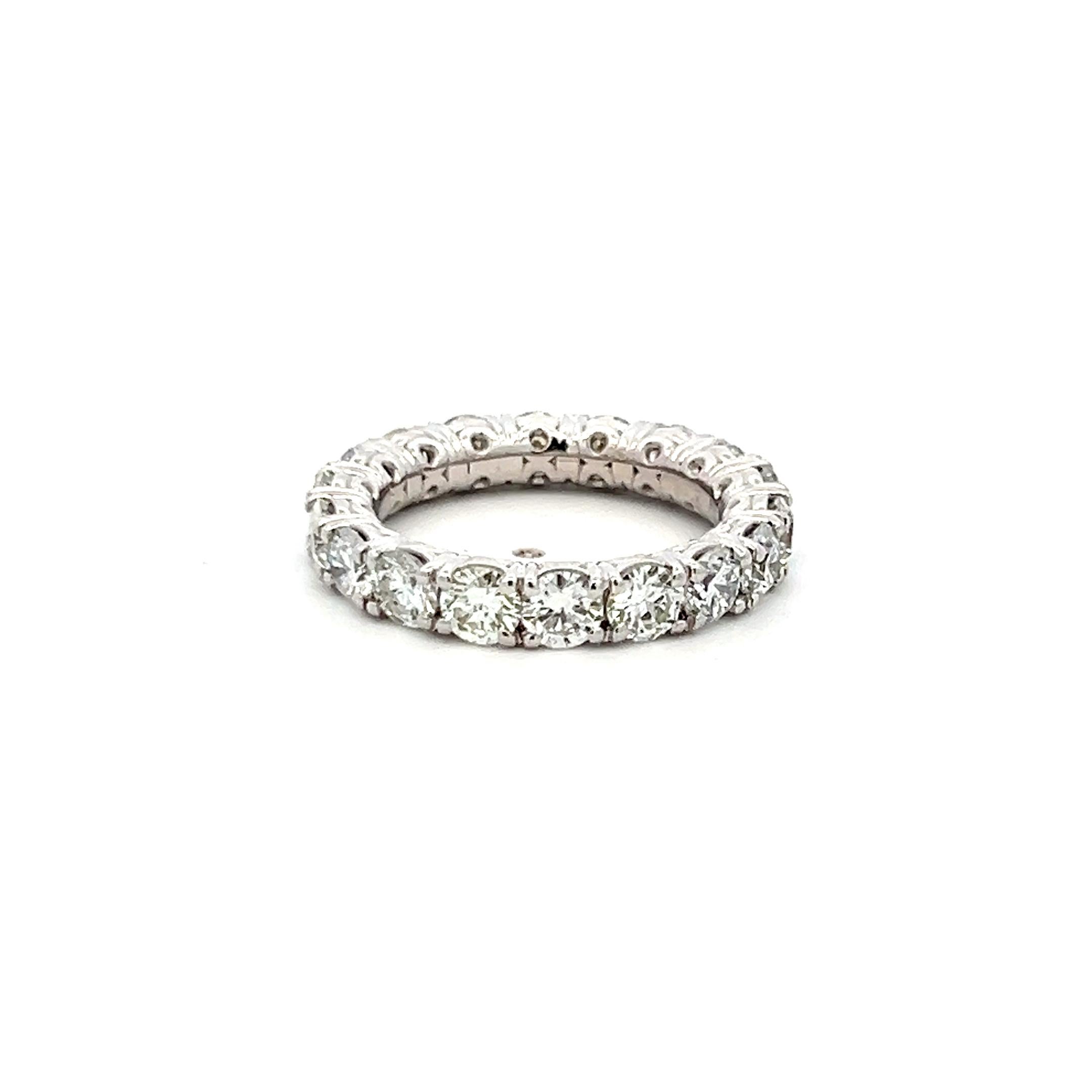 Titre :
3.40 Carat Round Brilliant G VS Diamond Platinum Eternity Band Ring
Le style :
Bande d'éternité
Métal :
Platine
Pierre précieuse 1 :
Diamant de 3,4 carats
Nombre de pierres :
18
Couleur :
G
La clarté :
VS
Forme :
Brillant rond
Taille