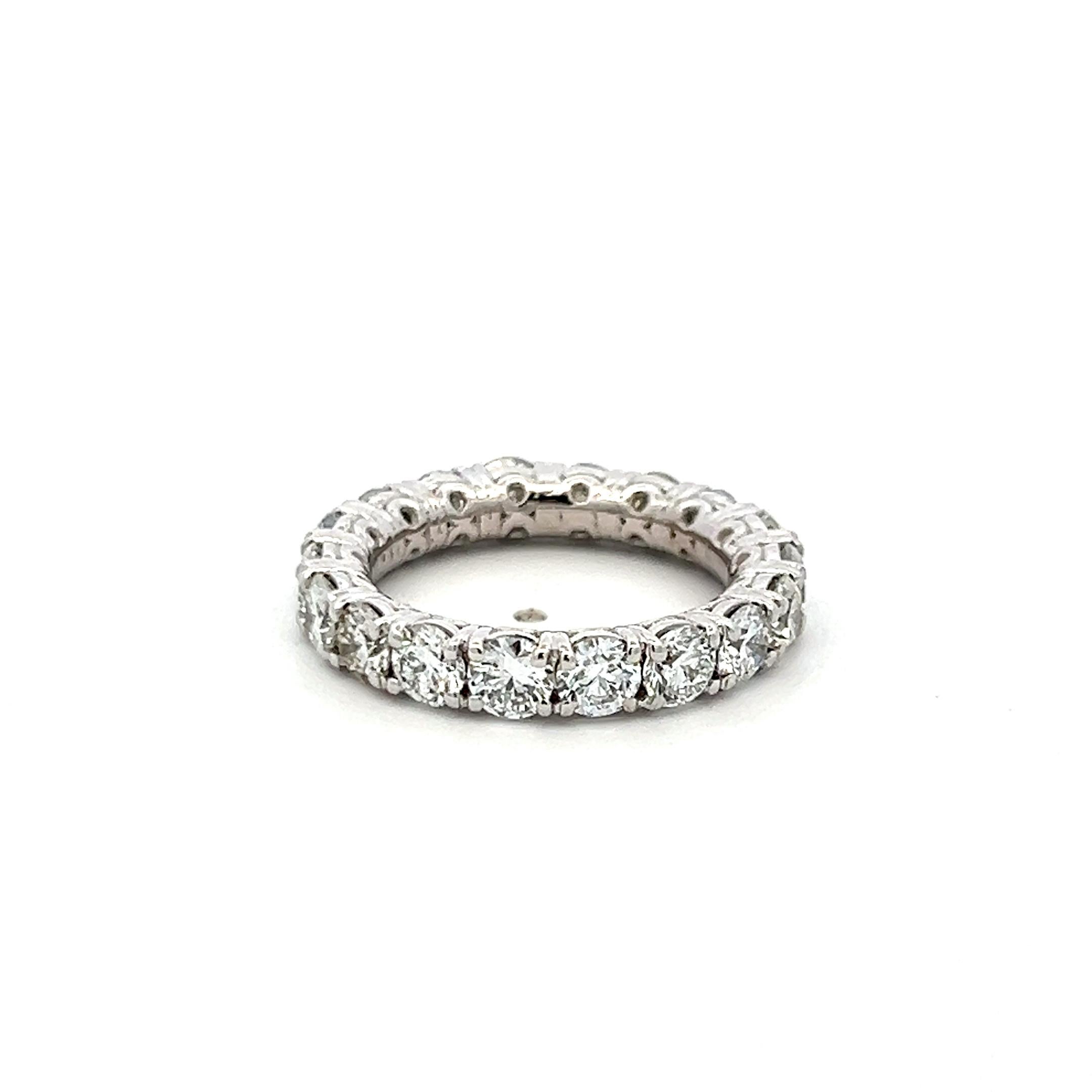 Titre :
3.40 Carat Round Brilliant G VS Diamond Platinum Eternity Band Ring
Le style :
Bande d'éternité
Métal :
Platine
Pierre précieuse 1 :
Diamant de 3,4 carats
Nombre de pierres :
18
Couleur :
G
La clarté :
VS
Forme :
Brillant rond
Taille