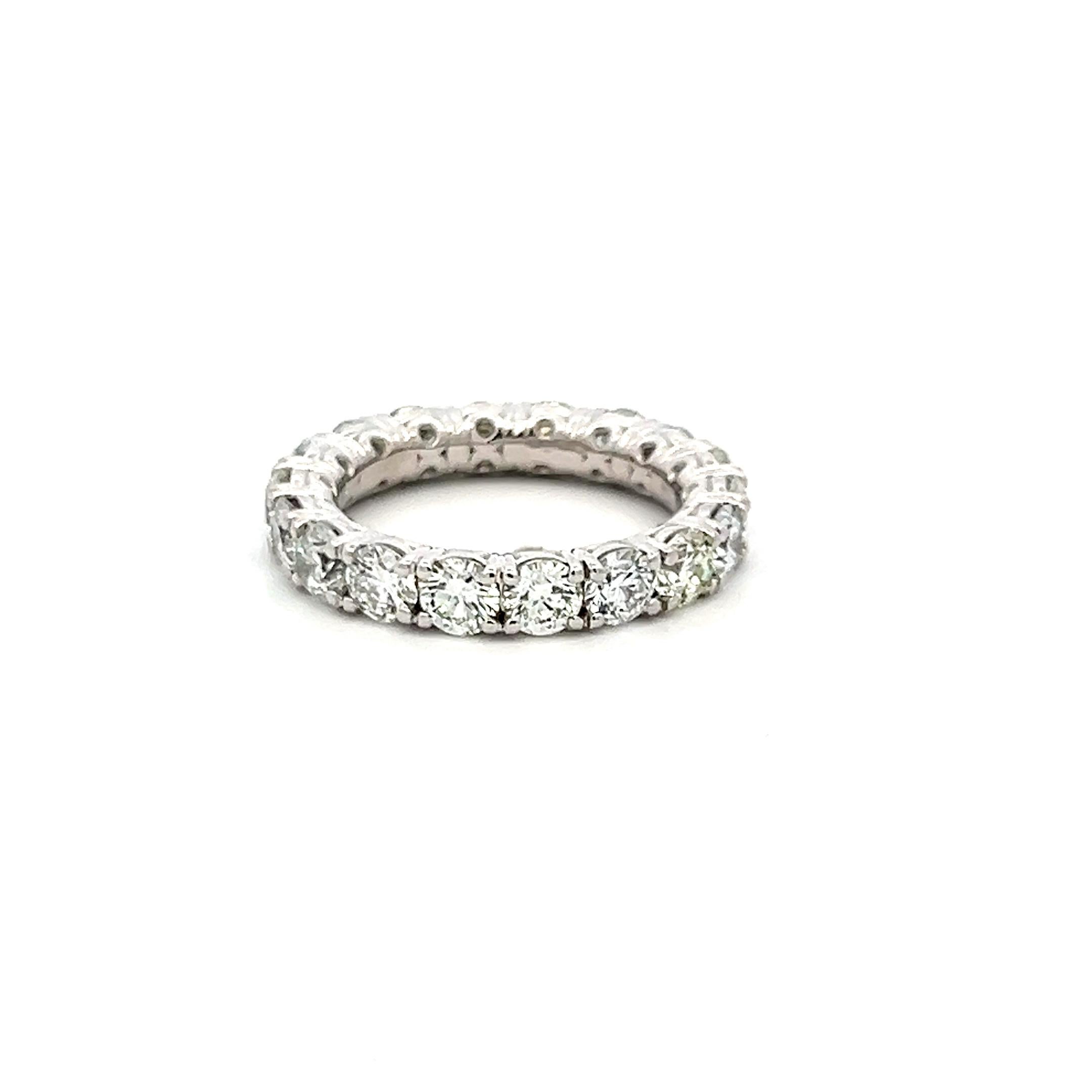 Taille brillant 3.40 Carat Round Brilliant G VS Diamond Platinum Eternity Band Ring en vente