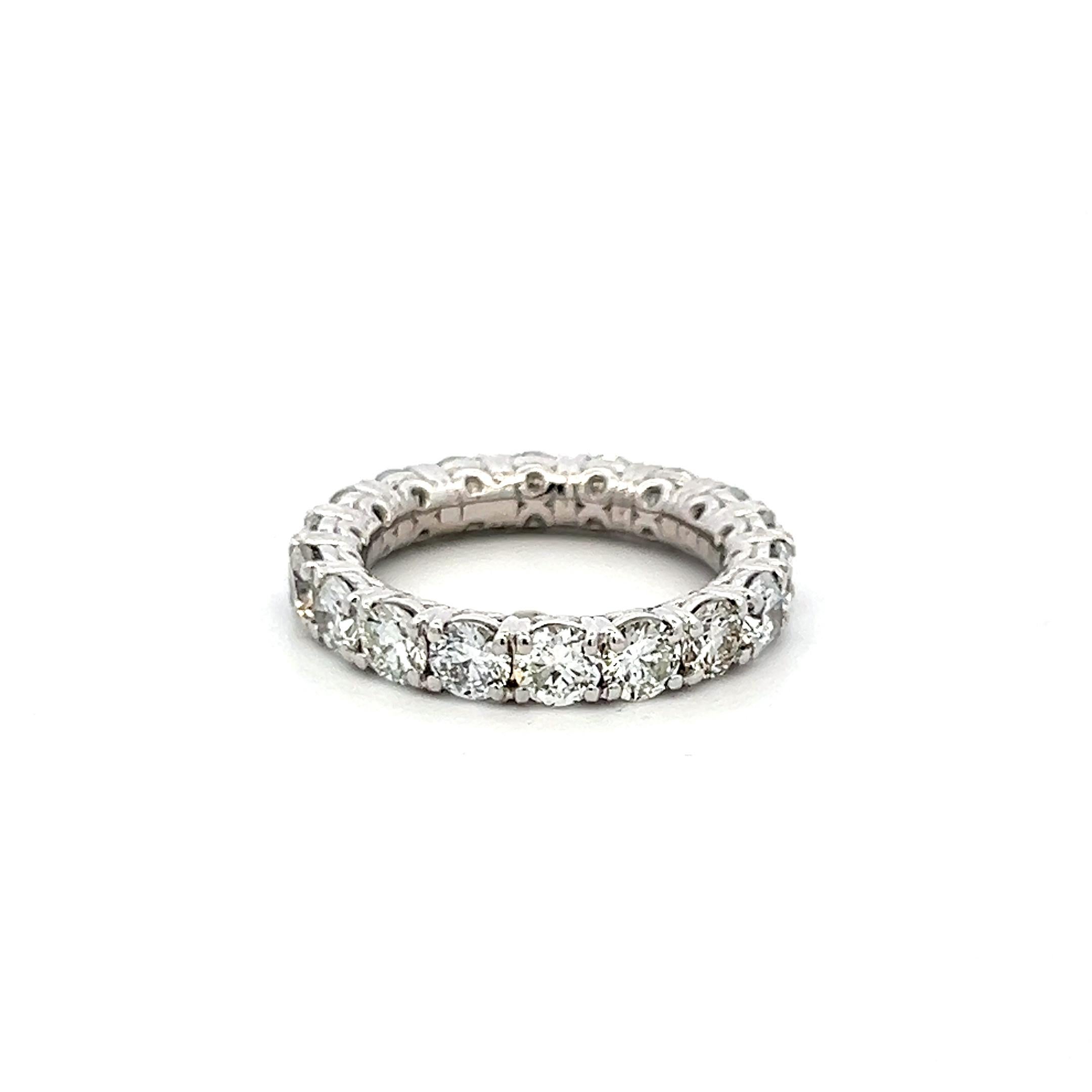 Taille brillant 3.40 Carat Round Brilliant G VS Diamond Platinum Eternity Band Ring en vente