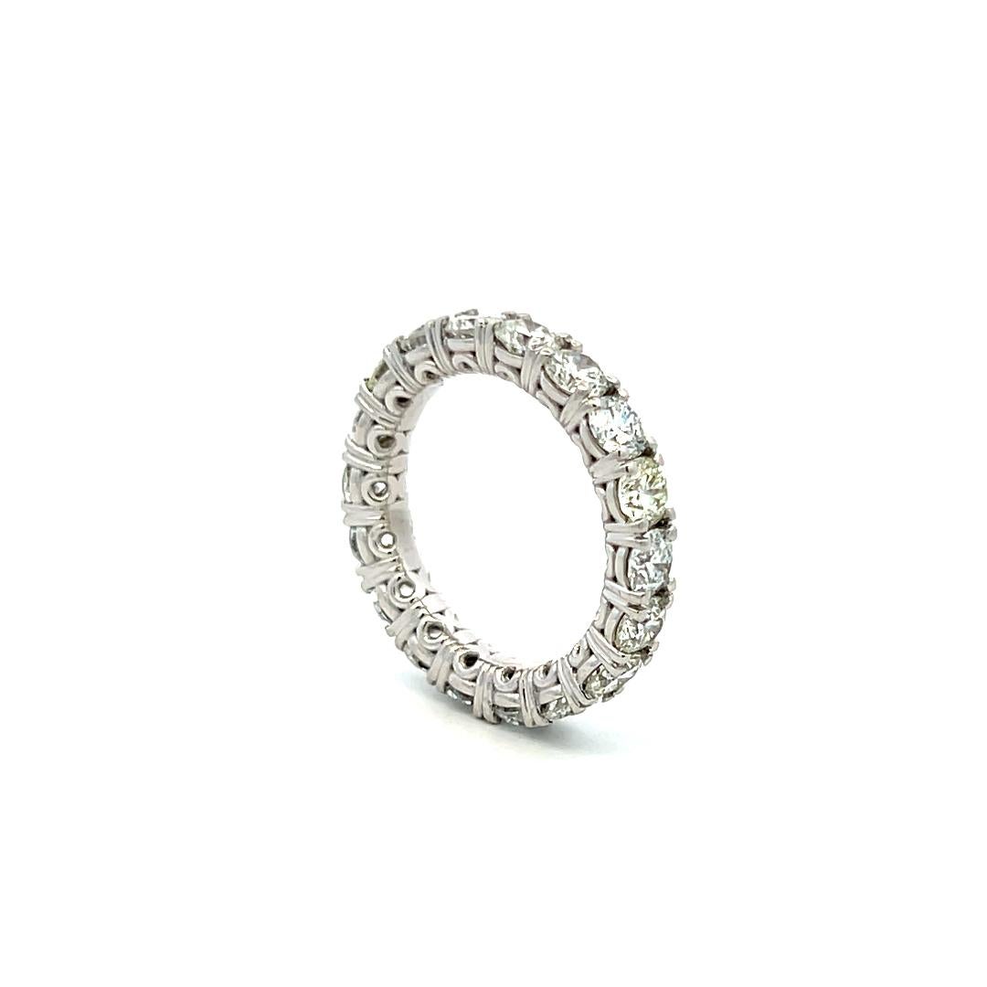 3.40 Carat Round Brilliant G VS Diamond Platinum Eternity Band Ring en vente 2