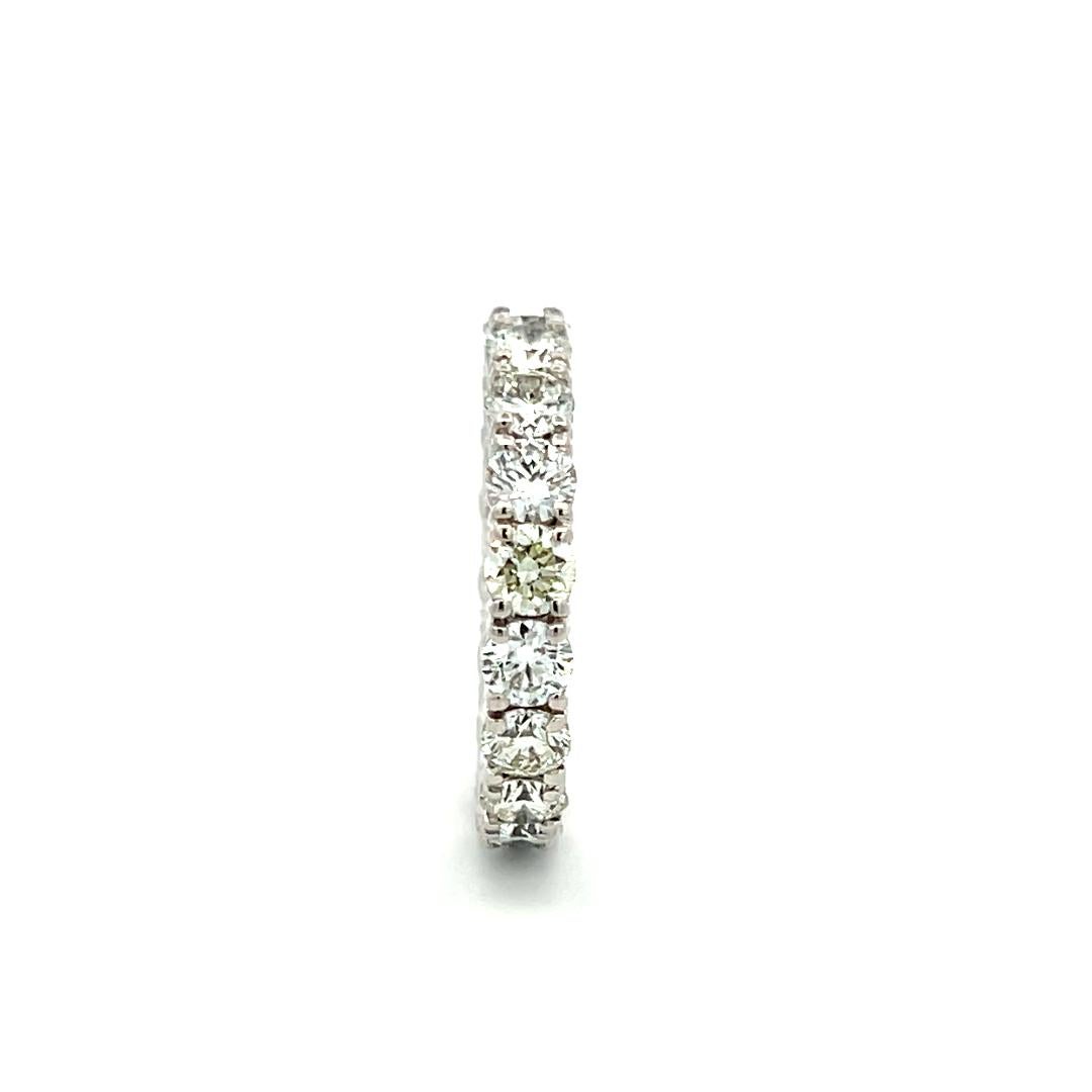 3.40 Carat Round Brilliant G VS Diamond Platinum Eternity Band Ring en vente 3