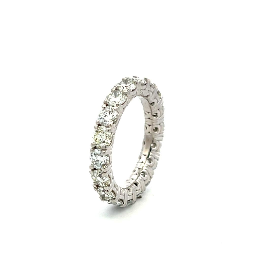 3.40 Carat Round Brilliant G VS Diamond Platinum Eternity Band Ring en vente 4