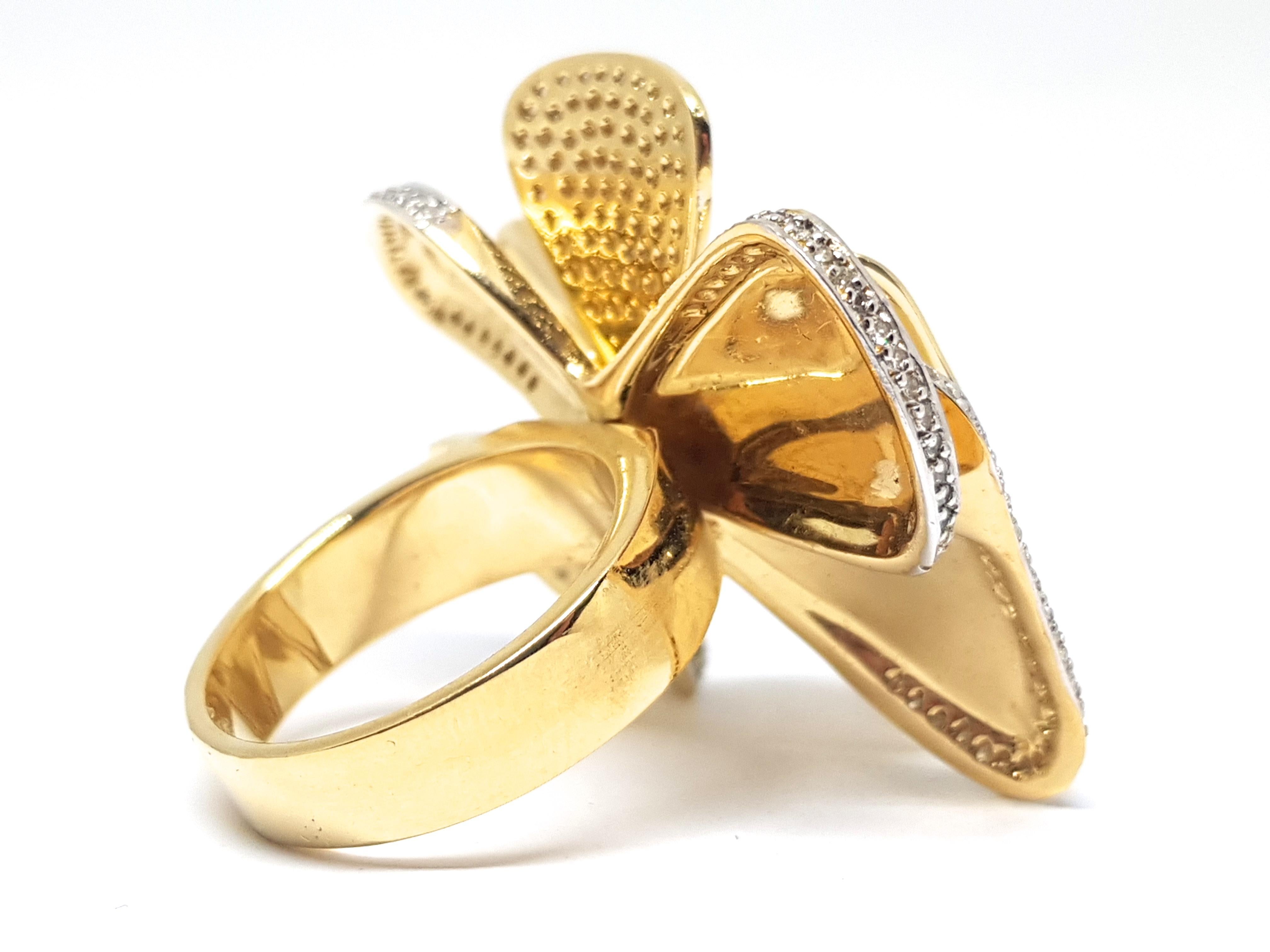 3.40 Carat Yellow White Gold Diamond Flower Ring In New Condition For Sale In Antwerp, BE