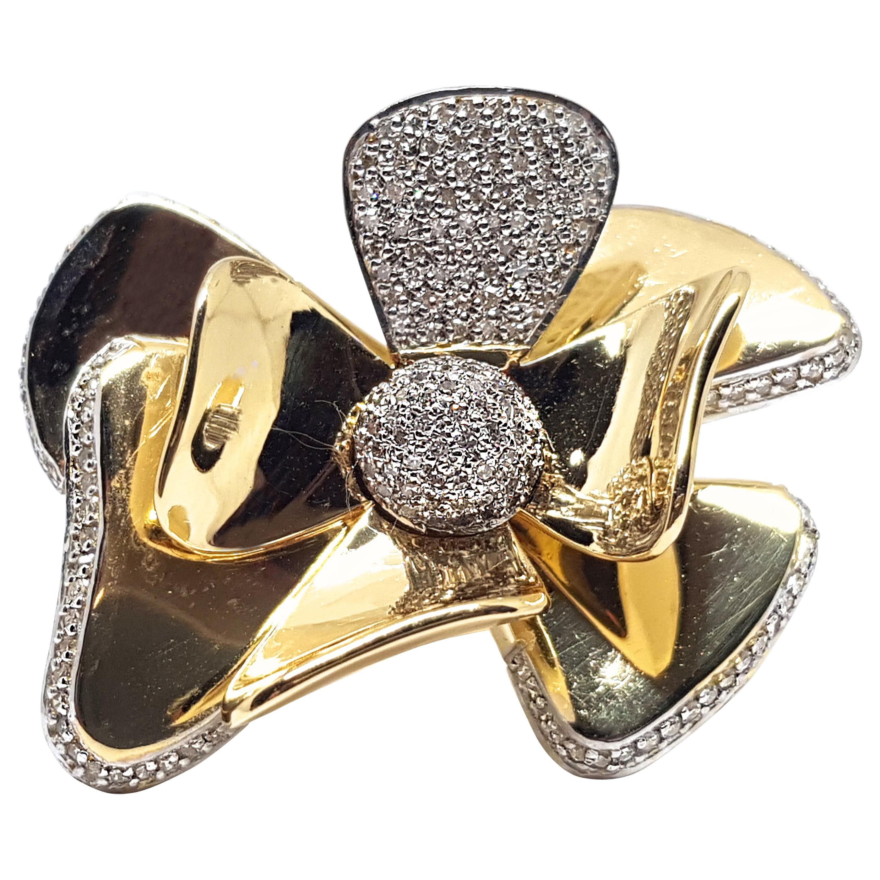 3.40 Carat Yellow White Gold Diamond Flower Ring For Sale