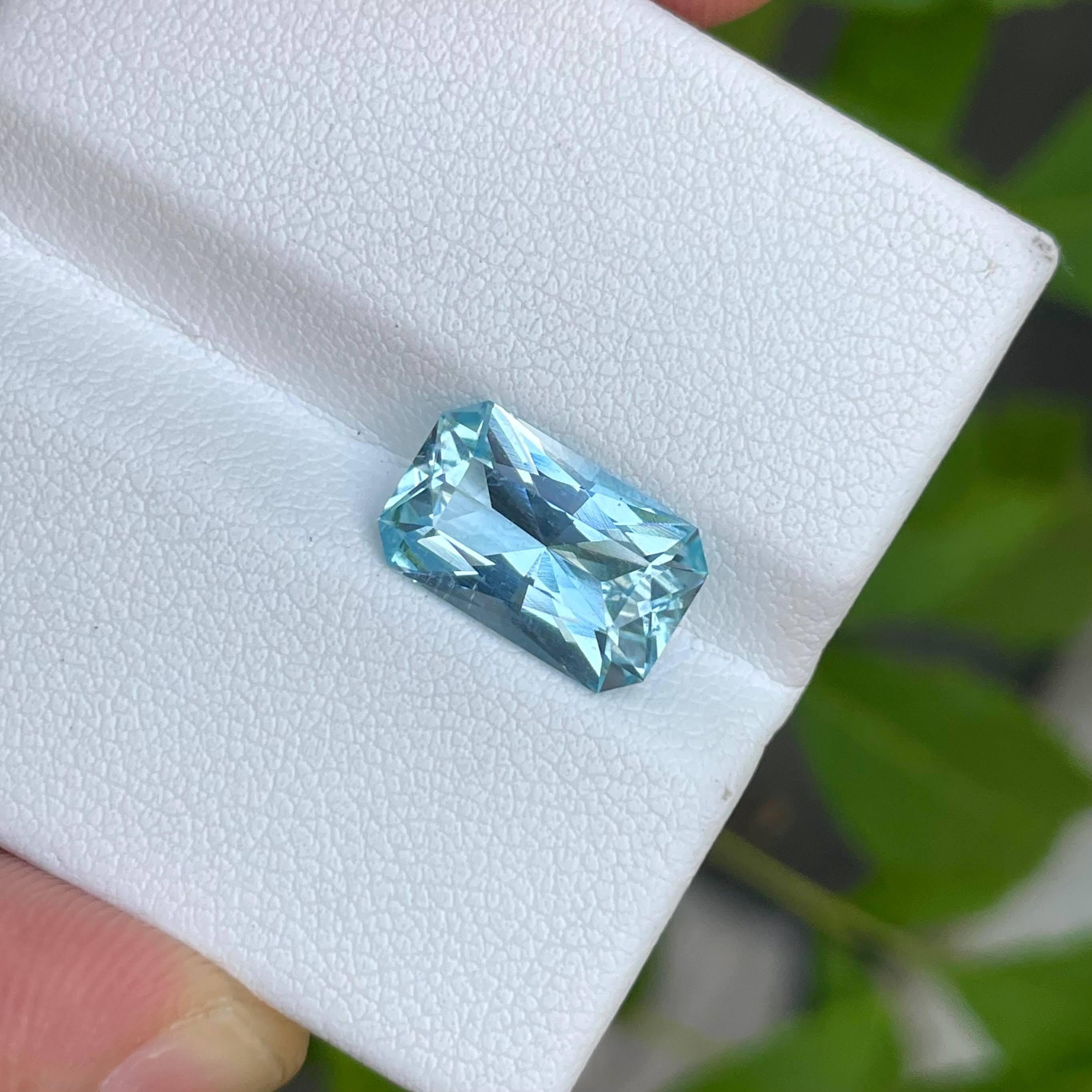 Modern 3.40 carats Aquamarine Stone Custom Precision Cut Natural Nigerian Gemstone For Sale