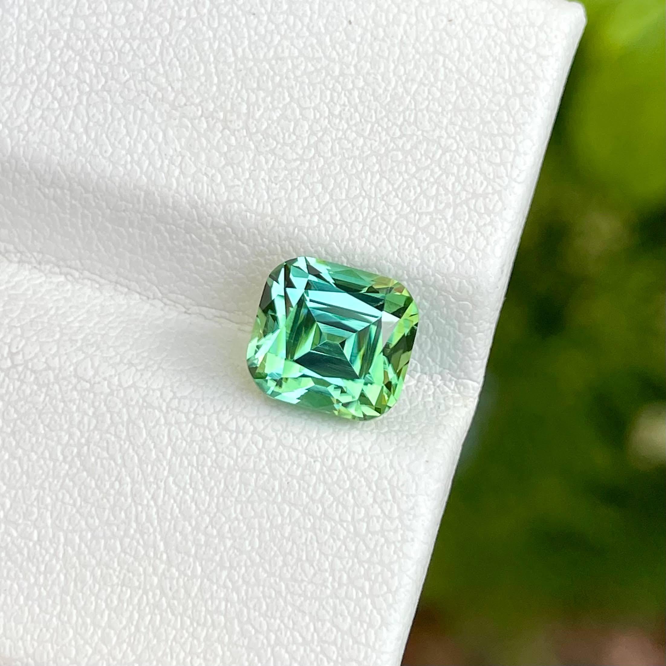 Poids 3,40 carats 
Dimensions 8,0x7,4x7,0 mm
Traitement Aucun 
Origine Afghanistan 
Loupe de clarté propre 
Coussin de forme 
Coupe fantaisie coussin



La tourmaline vert menthe de 3,40 carats, méticuleusement taillée en forme de coussin, est un