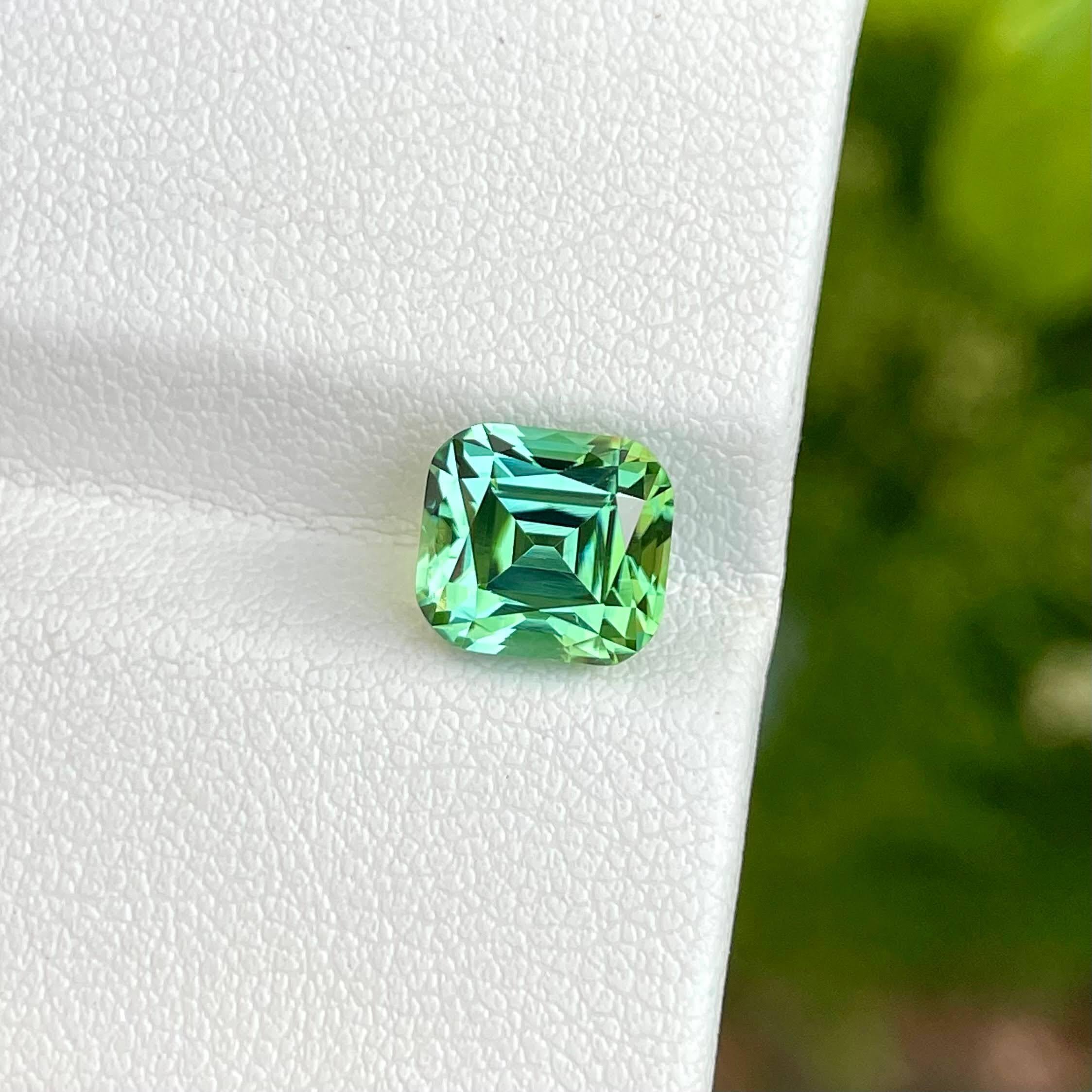 Moderne Pierre précieuse afghane taille coussin, tourmaline verte menthe fine de 3,40 carats en vente