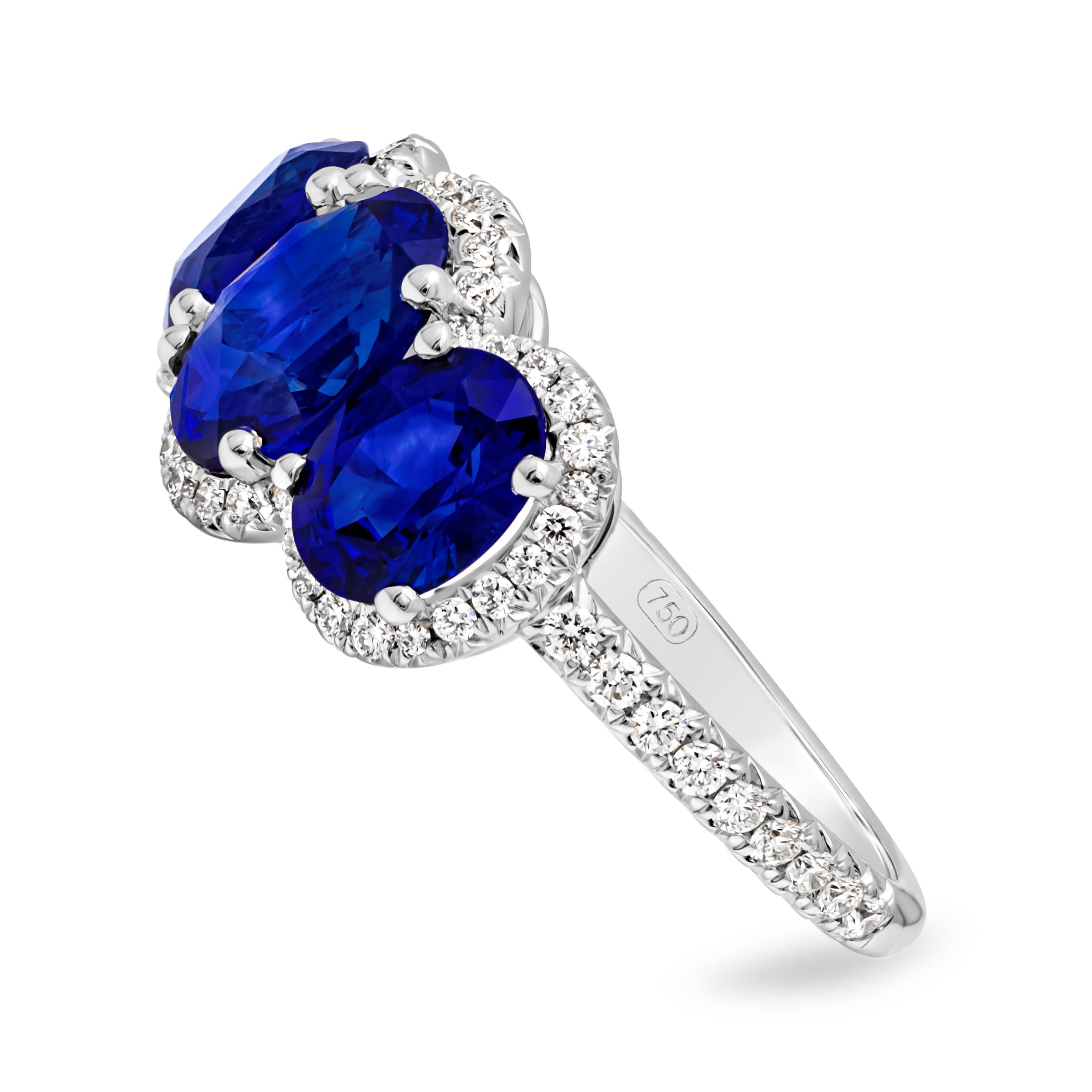 Verlobungsring mit drei Steinen, insgesamt 3,40 Karat blauem Saphir im Ovalschliff und Diamanten im Zustand „Neu“ im Angebot in New York, NY
