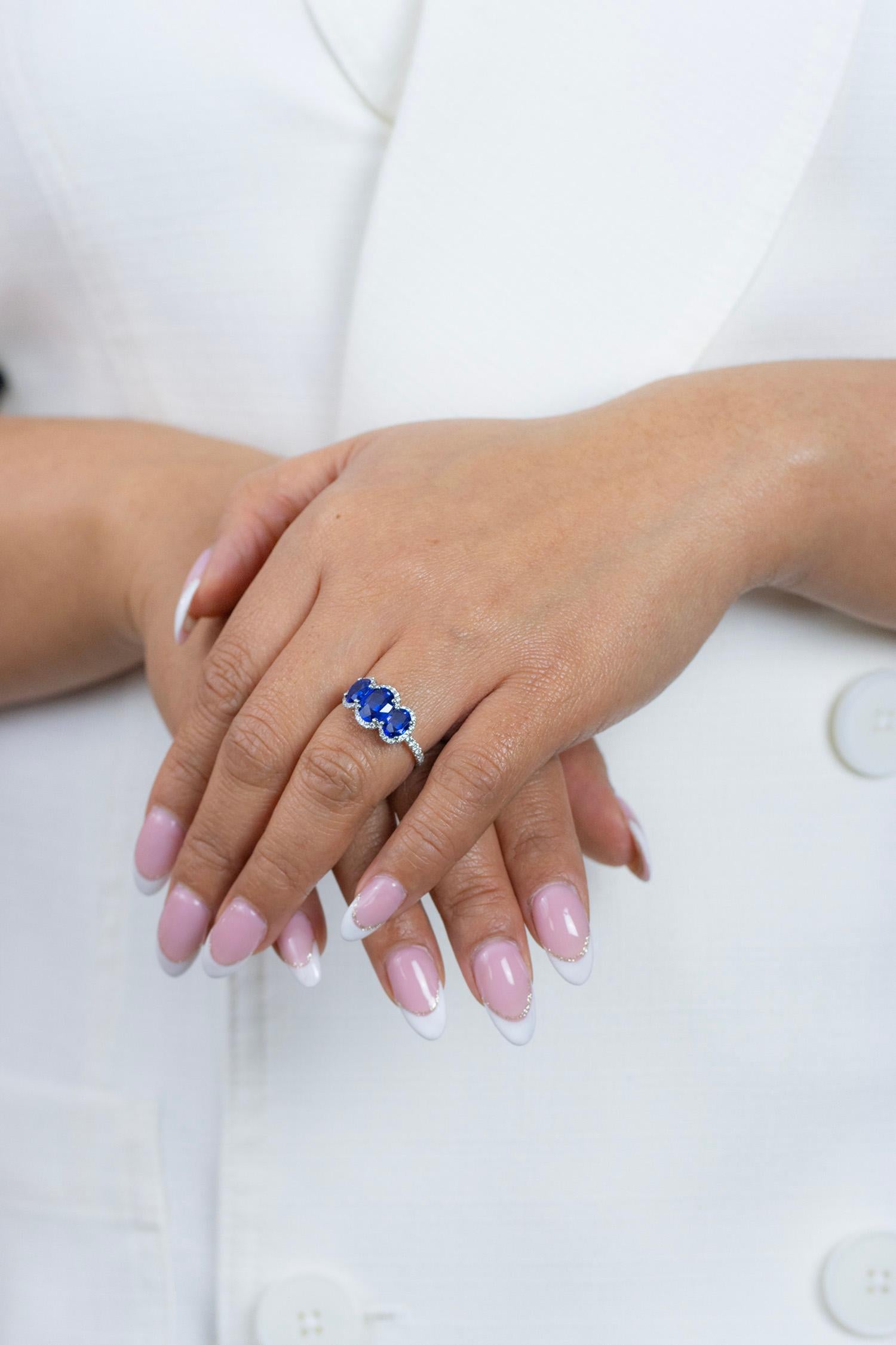 Verlobungsring mit drei Steinen, insgesamt 3,40 Karat blauem Saphir im Ovalschliff und Diamanten Damen im Angebot