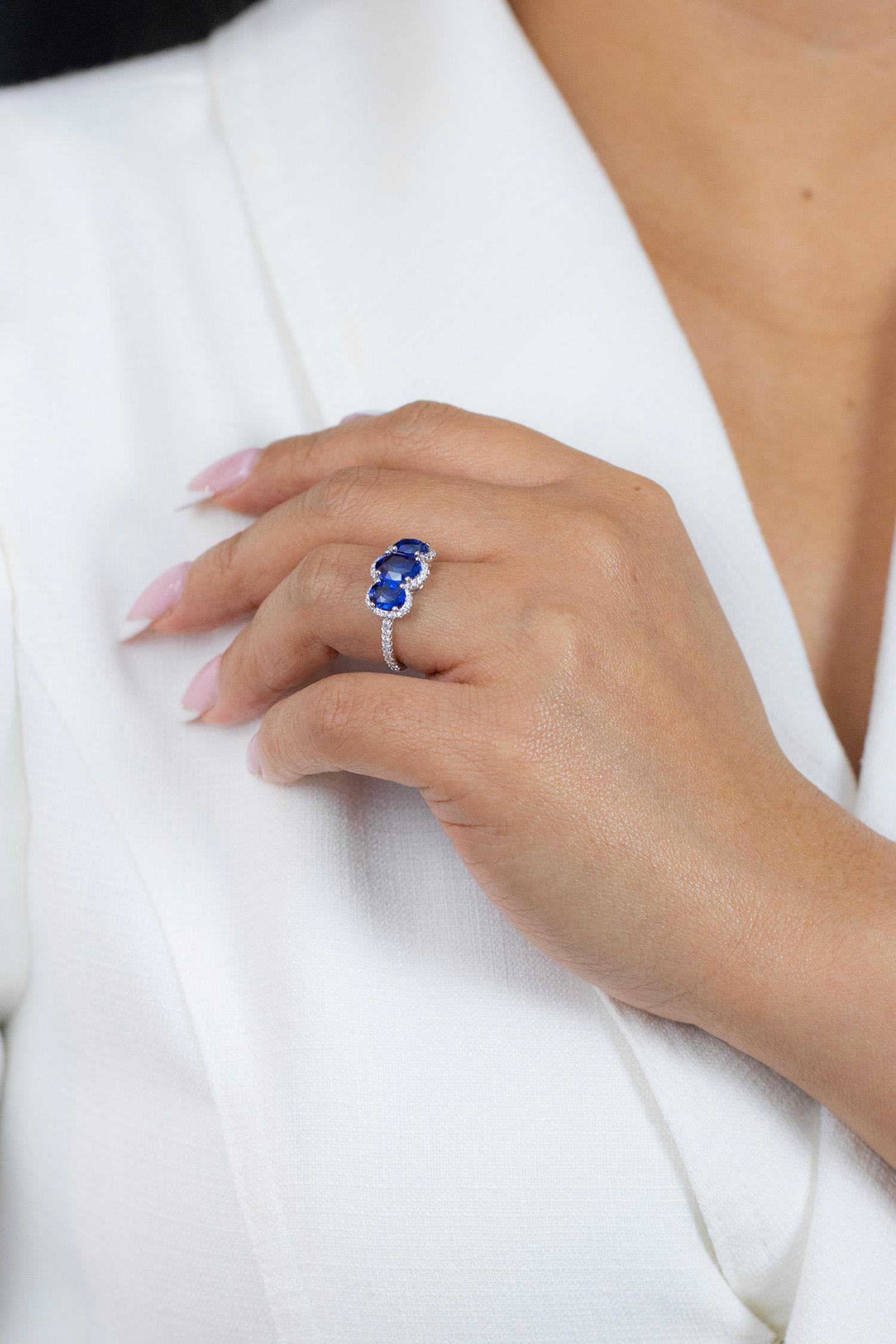 Verlobungsring mit drei Steinen, insgesamt 3,40 Karat blauem Saphir im Ovalschliff und Diamanten im Angebot 2
