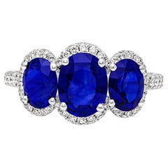Bague de fiançailles à trois pierres avec saphir bleu de taille ovale et diamants de 3,40 carats au total