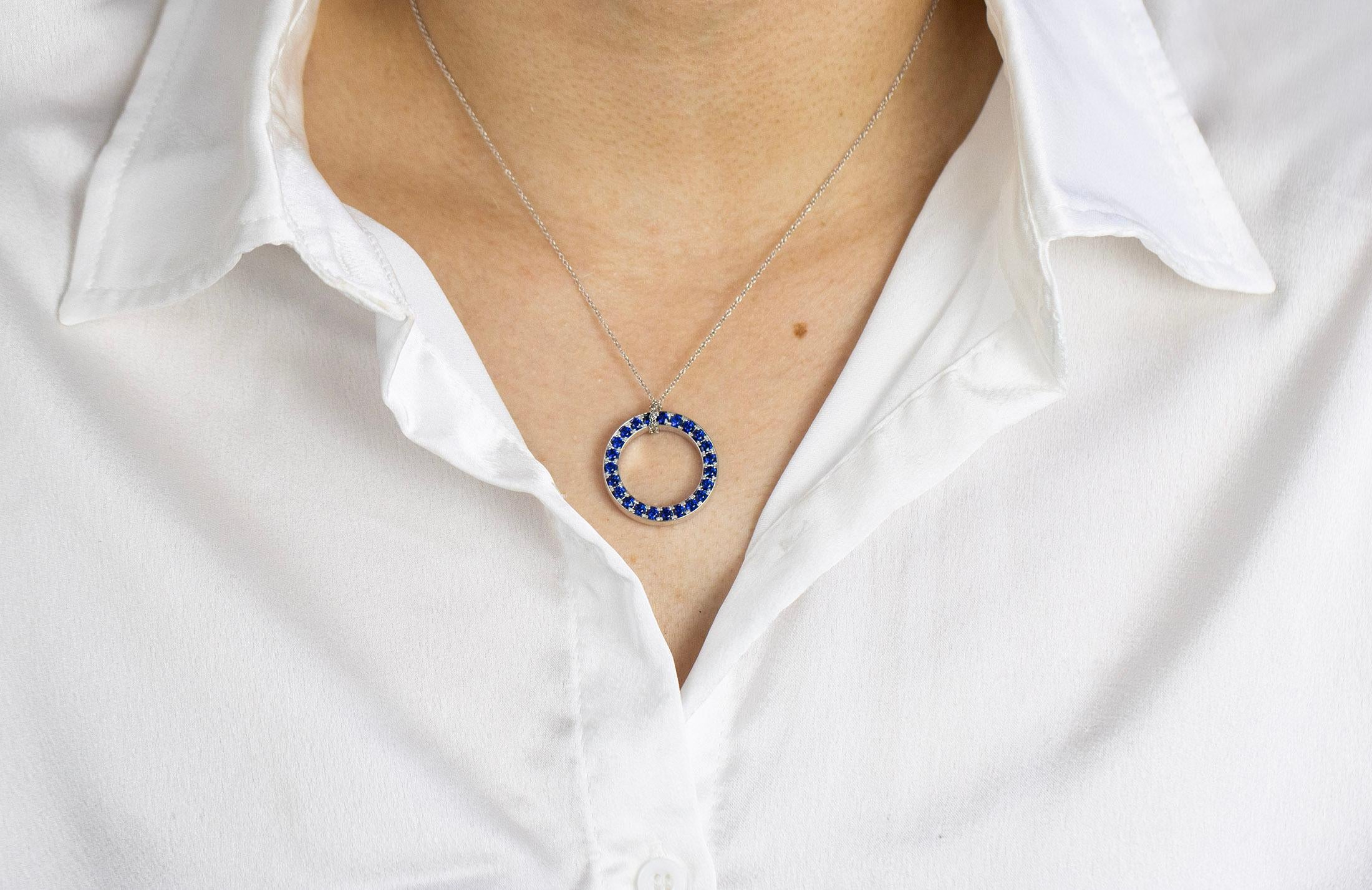 Taille ronde Collier pendentif réversible en saphir bleu rond et diamants de 3,40 carats au total en vente
