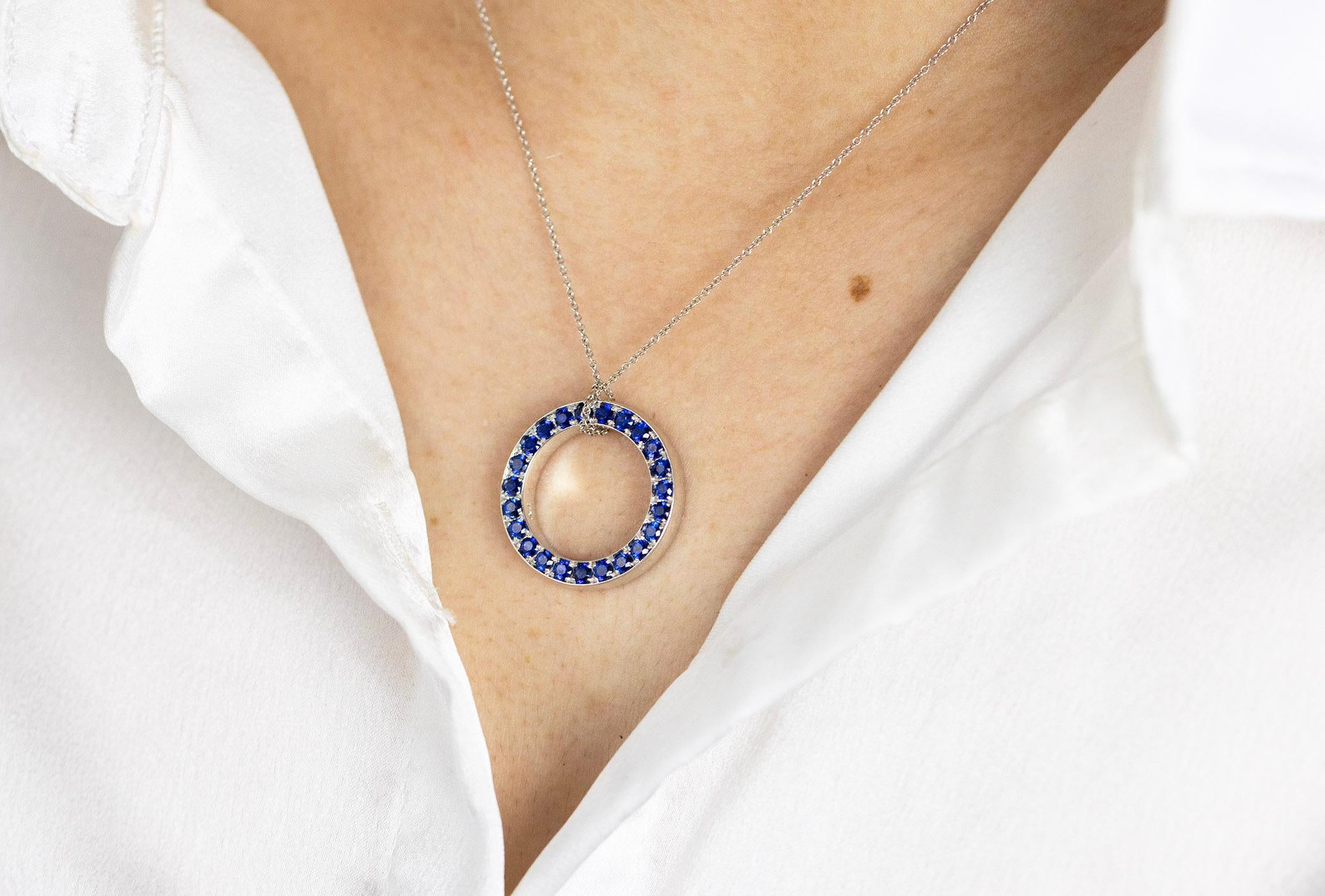 Collier pendentif réversible en saphir bleu rond et diamants de 3,40 carats au total Neuf - En vente à New York, NY