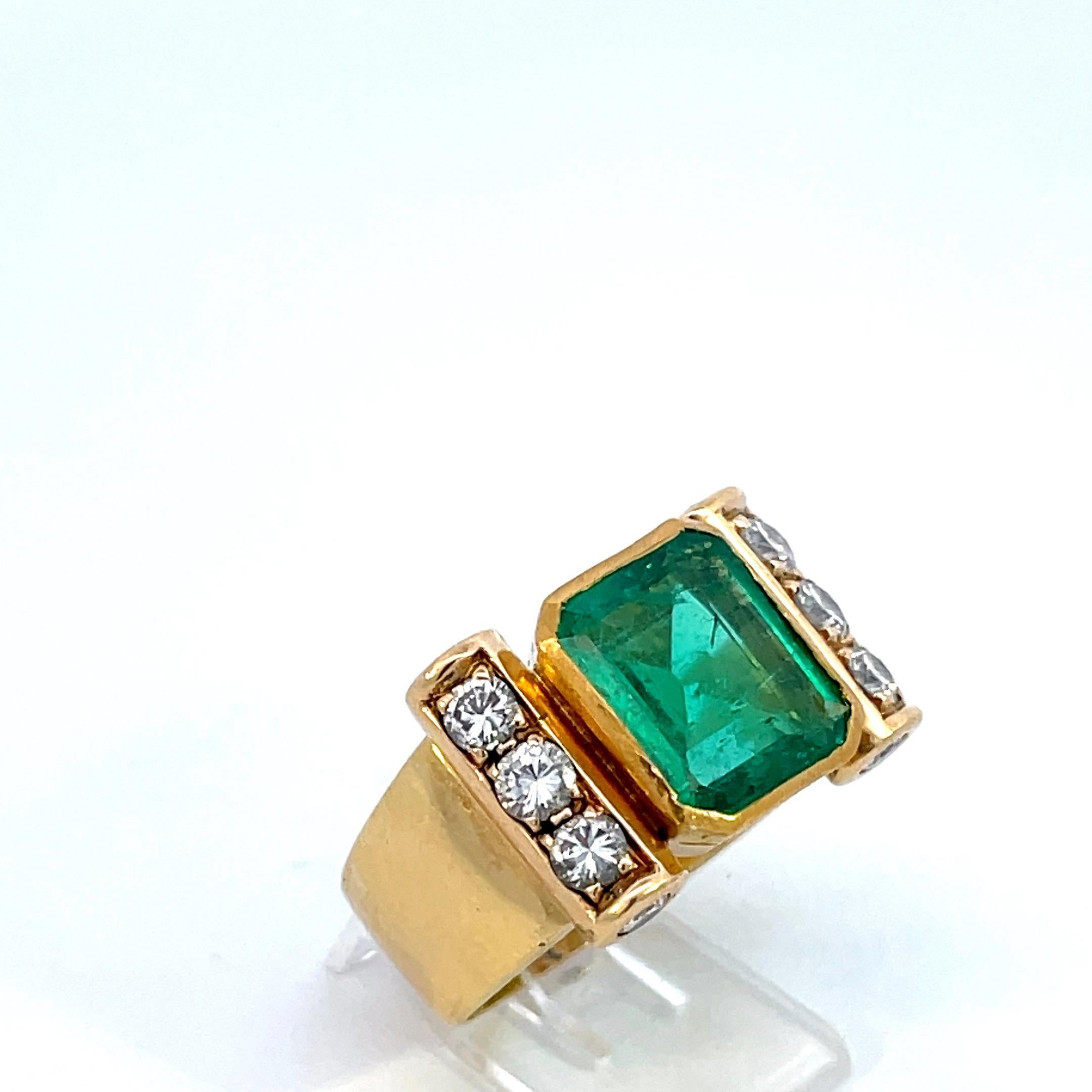 Beautiful 3.40 ct Colombia Minor Oil Emerald, settled in a 18kt yellow gold and diamonds  ring.
Certificate GRS Stating the 3.40 cts emerald to be Colombia Minor Oil traditional type.
The stone has a nice old  saturated Green colour and is very