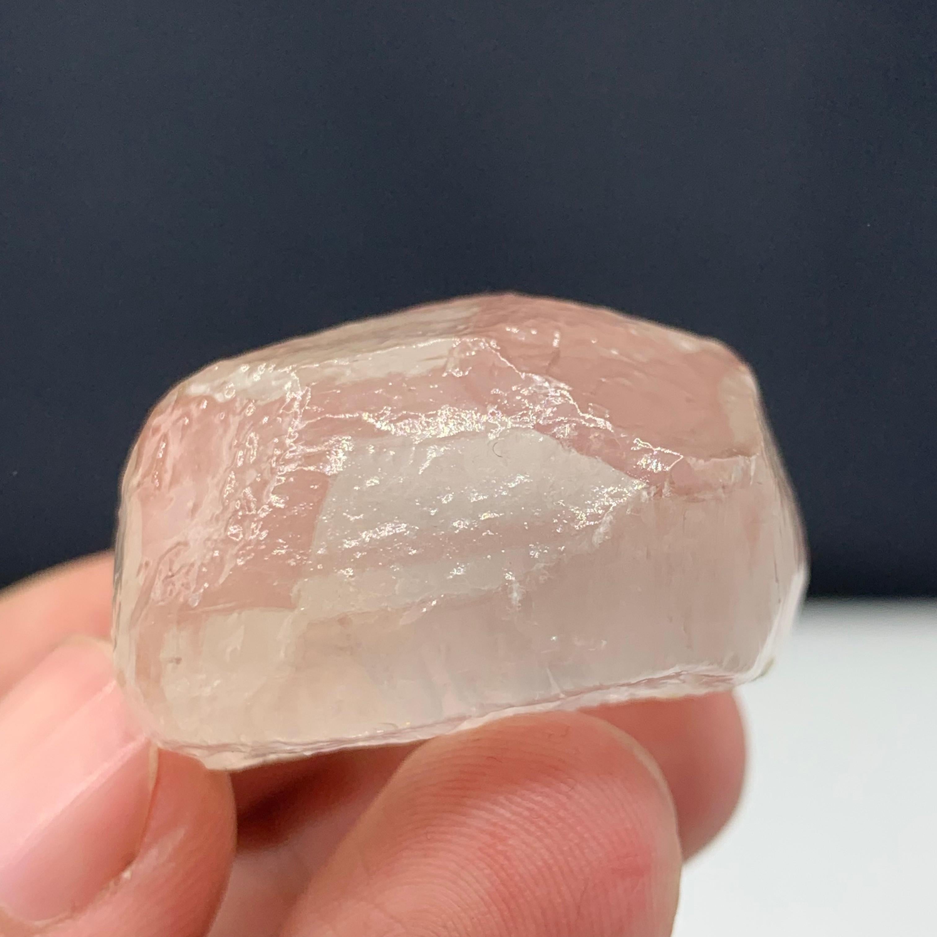 34.04 Gram Adorable Spider Eye Calcite Crystal From Balochistan, Pakistan  In Good Condition For Sale In Peshawar, PK
