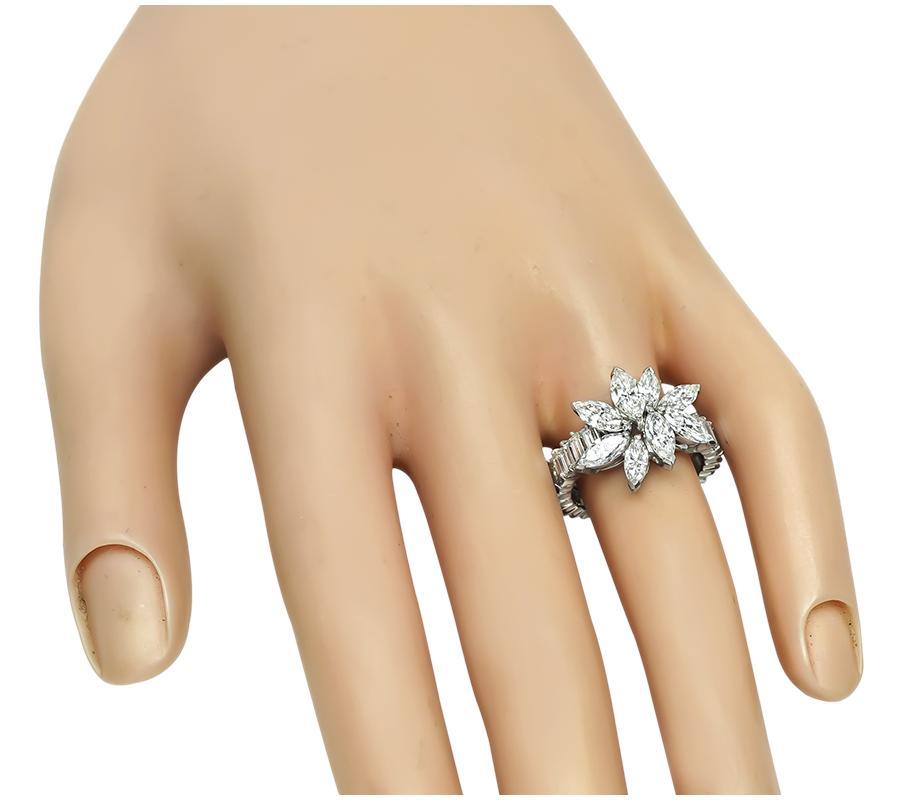 Dies ist ein fabelhafter Platinring. Der Ring ist mit funkelnden Diamanten im Marquise- und Baguetteschliff besetzt, die etwa 3,40 ct wiegen. Die Farbe der Diamanten ist G mit VS-Reinheit. Der Ring wiegt 6.9 Gramm. Der Ring hat die Größe 6 1/4.