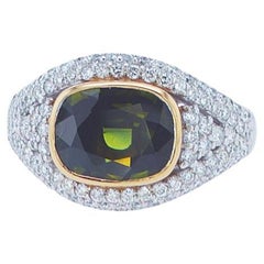 Bague en or blanc 18 carats avec saphir vert de 3,40 carats et diamants de 0,84 carat poids total.