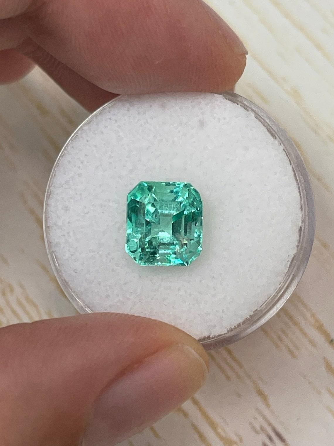 A. Stone: Smeraldo
Peso: 3,41 carati
Forma: Taglio smeraldo
Chiarezza: Trasparente
Lucentezza: Eccellente
Colore: Greene & Greene bluastro
Misure: 8,82 mm x 8,00 mm x 7,30 mm
Origine geografica: Colombia
Trattamento: Naturale, oliatura

Commenti: A