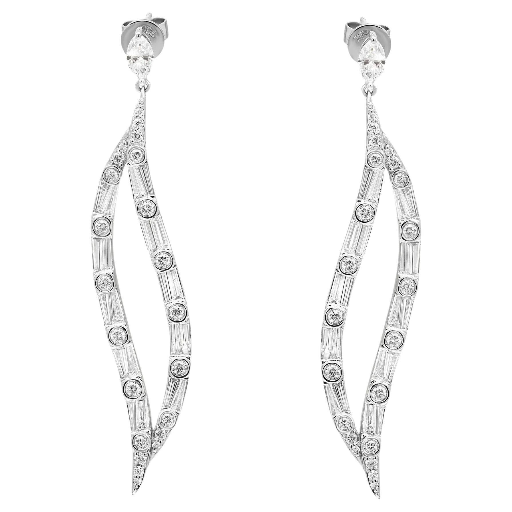Boucles d'oreilles pendantes en or blanc 18 carats 3,41 carats Marquise Baguette et diamant rond