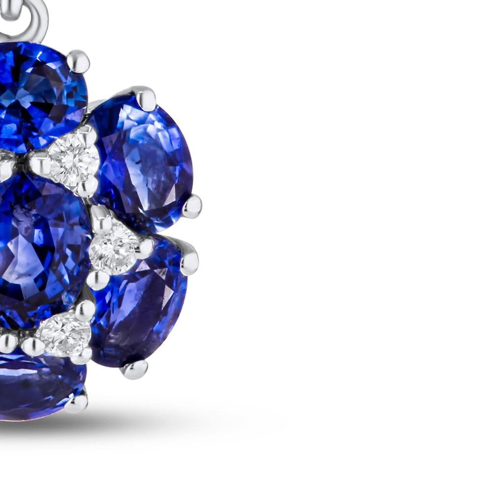 Unsere exquisiten, floralen Ohrringe mit funkelndem blauem Saphir sind eine hervorragende Ergänzung für Ihr Schmuckkästchen. Diese eleganten Ohrringe sind mit sechs ovalen und einem runden blauen Saphir besetzt, die ein atemberaubendes, harmonisches