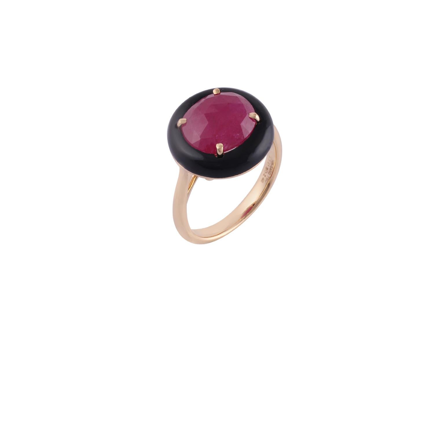 Contemporary 3.41 Carat Natural Mozambique Ruby & Black Onyx Ring in 18k Solid Gold For Sale