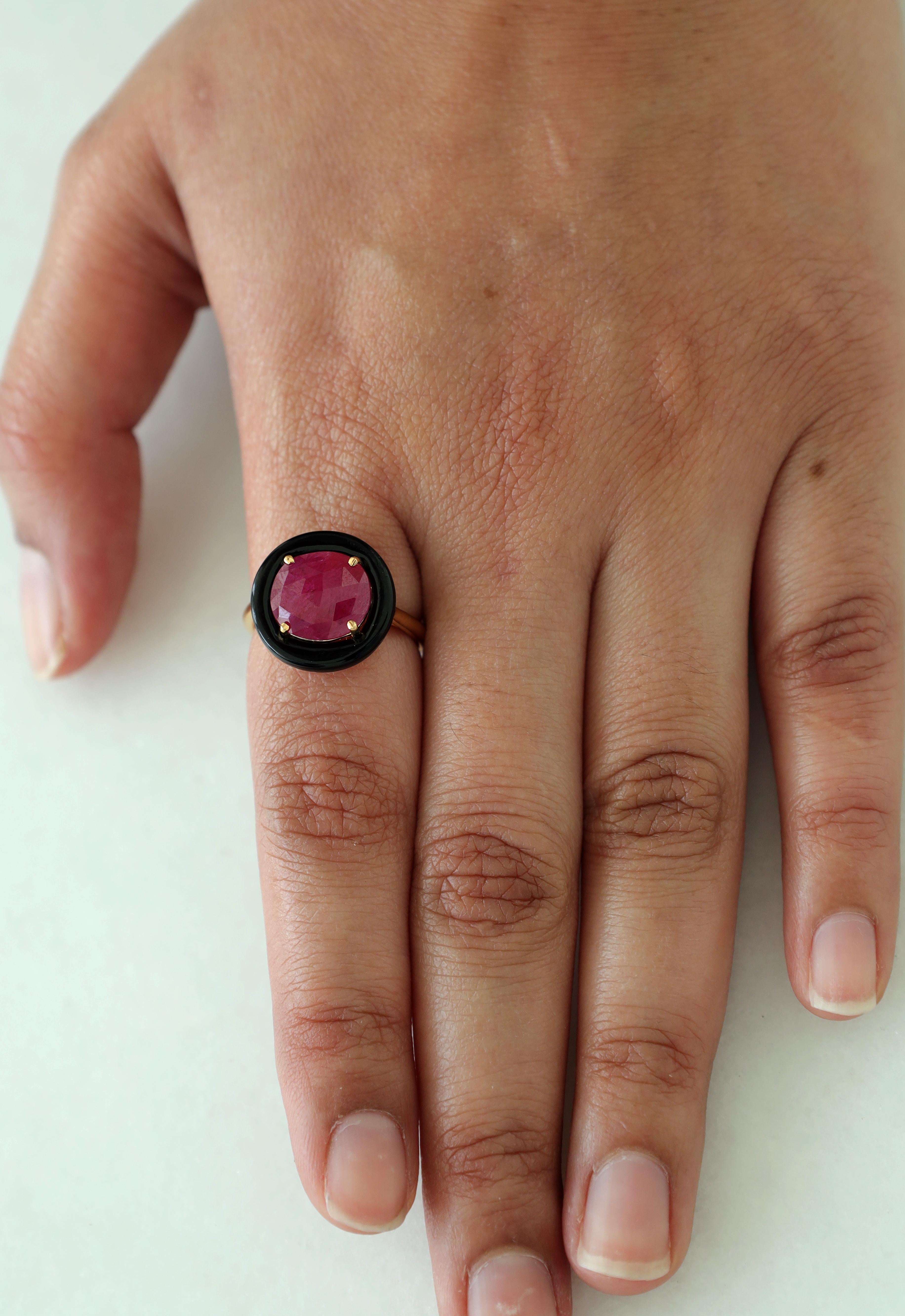 Round Cut 3.41 Carat Natural Mozambique Ruby & Black Onyx Ring in 18k Solid Gold For Sale