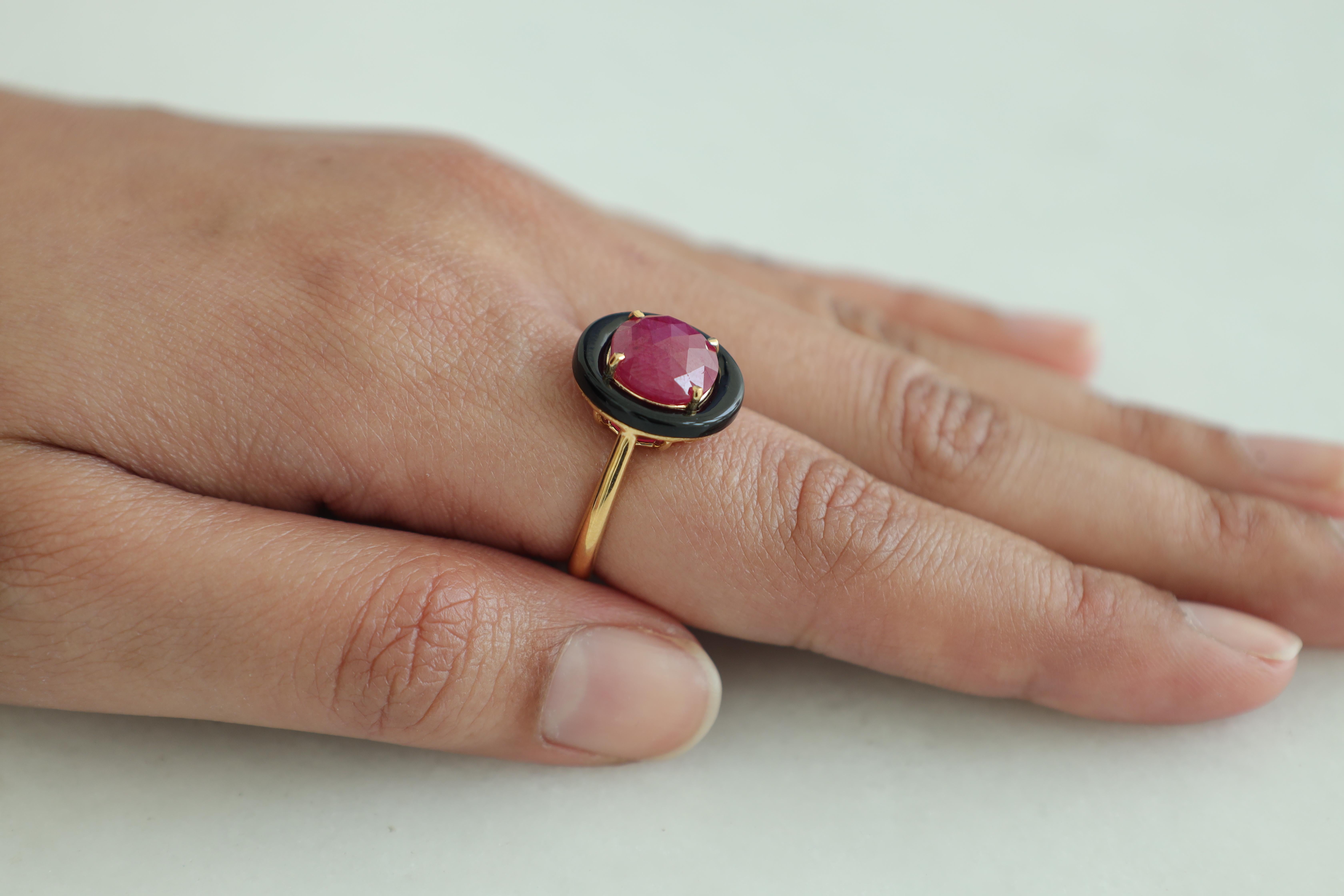 3.41 Carat Natural Mozambique Ruby & Black Onyx Ring in 18k Solid Gold In New Condition For Sale In Jaipur, Rajasthan