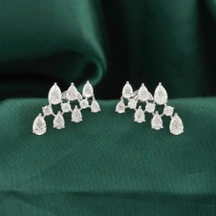 Pendientes tipo «climber» con un conjunto de diamantes naturales en forma de pera y redondos de 3,41 quilates, en oro blanco de 18 quilates