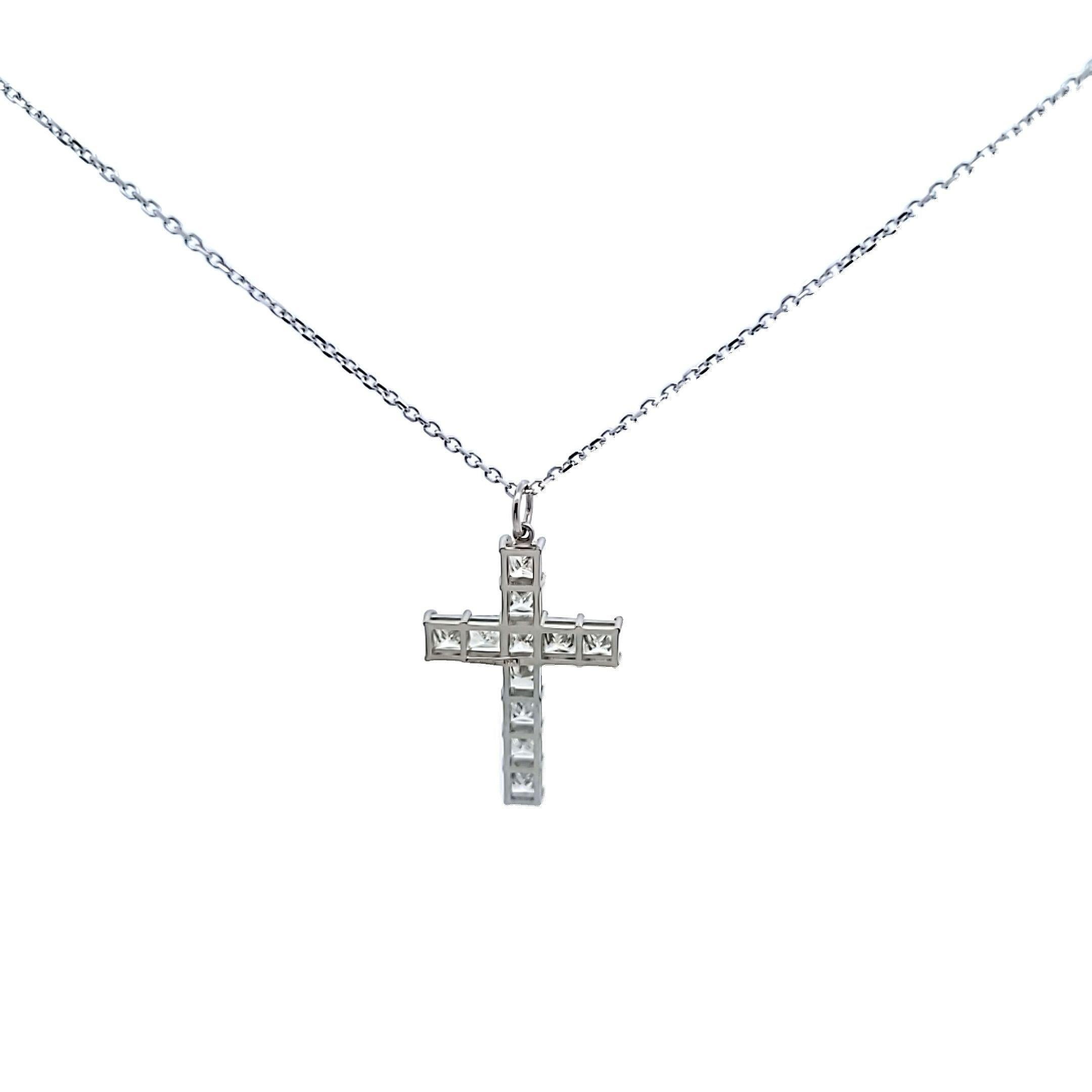 3.41 Carat Princess Cut Diamond Platinum 14 Karat Gold Pendant Necklace In Good Condition For Sale In New York, NY