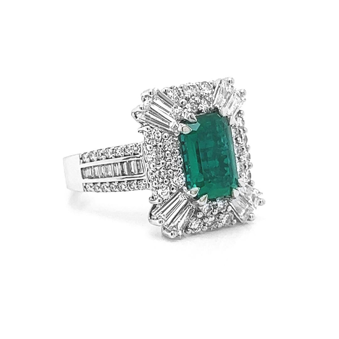 Exquisite 3,41 Karat Gesamtgewicht natürlichen abgebauten Smaragd Diamant Cluster Art Deco Cocktail Ring - 14KT Gold

Beschreibung:
Treten Sie ein in die Raffinesse mit unserem exquisiten 3,41 Karat Gesamtgewicht Natural Mined Emerald Diamond