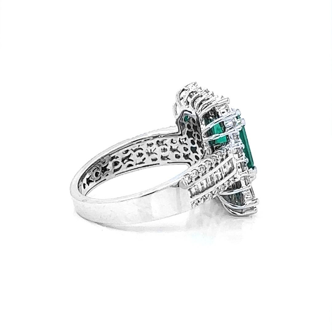 3,41 Karat T.W natürlicher Mined Smaragd-Diamant-Cluster Art Deco Cocktail 14KT Ring mit Diamant-Cluster (Art déco) im Angebot