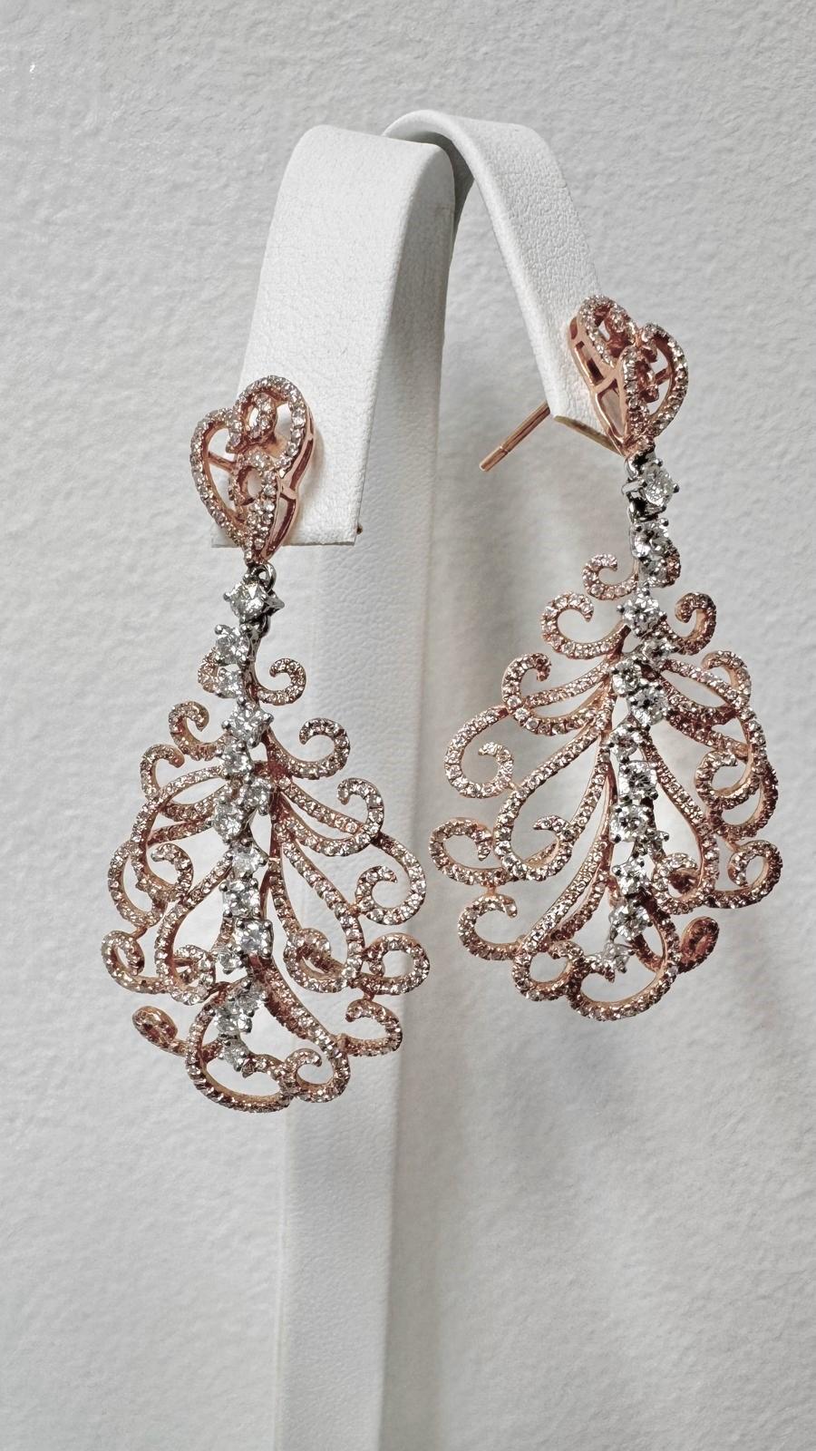 Taglio rotondo Orecchini Chandelier in oro rosa 14K con diamanti rotondi da 3,41 carati in vendita