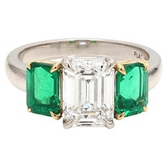 Anello con diamante taglio smeraldo 3,41 CT GIA e smeraldi minori colombiani